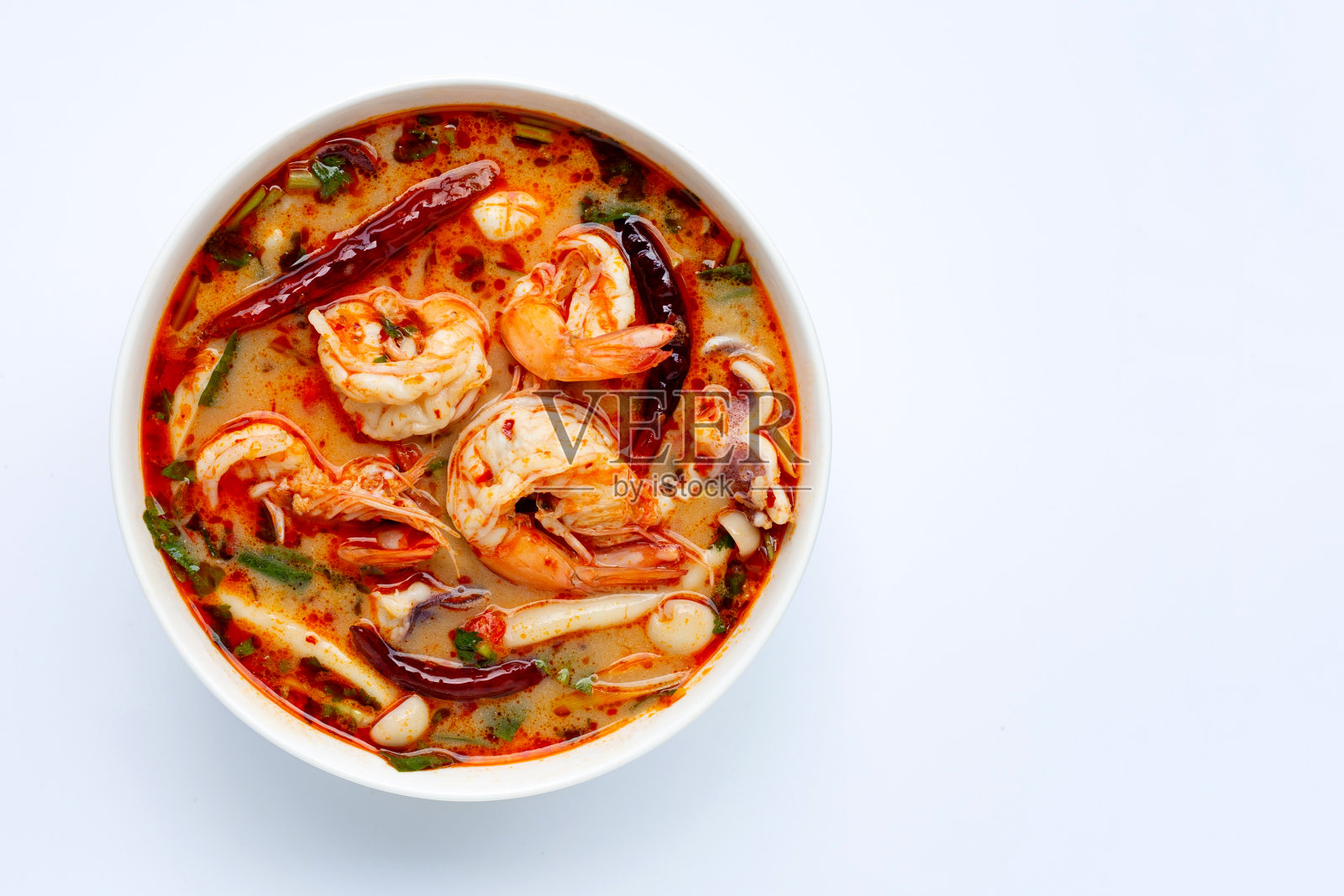 泰国菜，白底白碗里的冬阴功。照片摄影图片