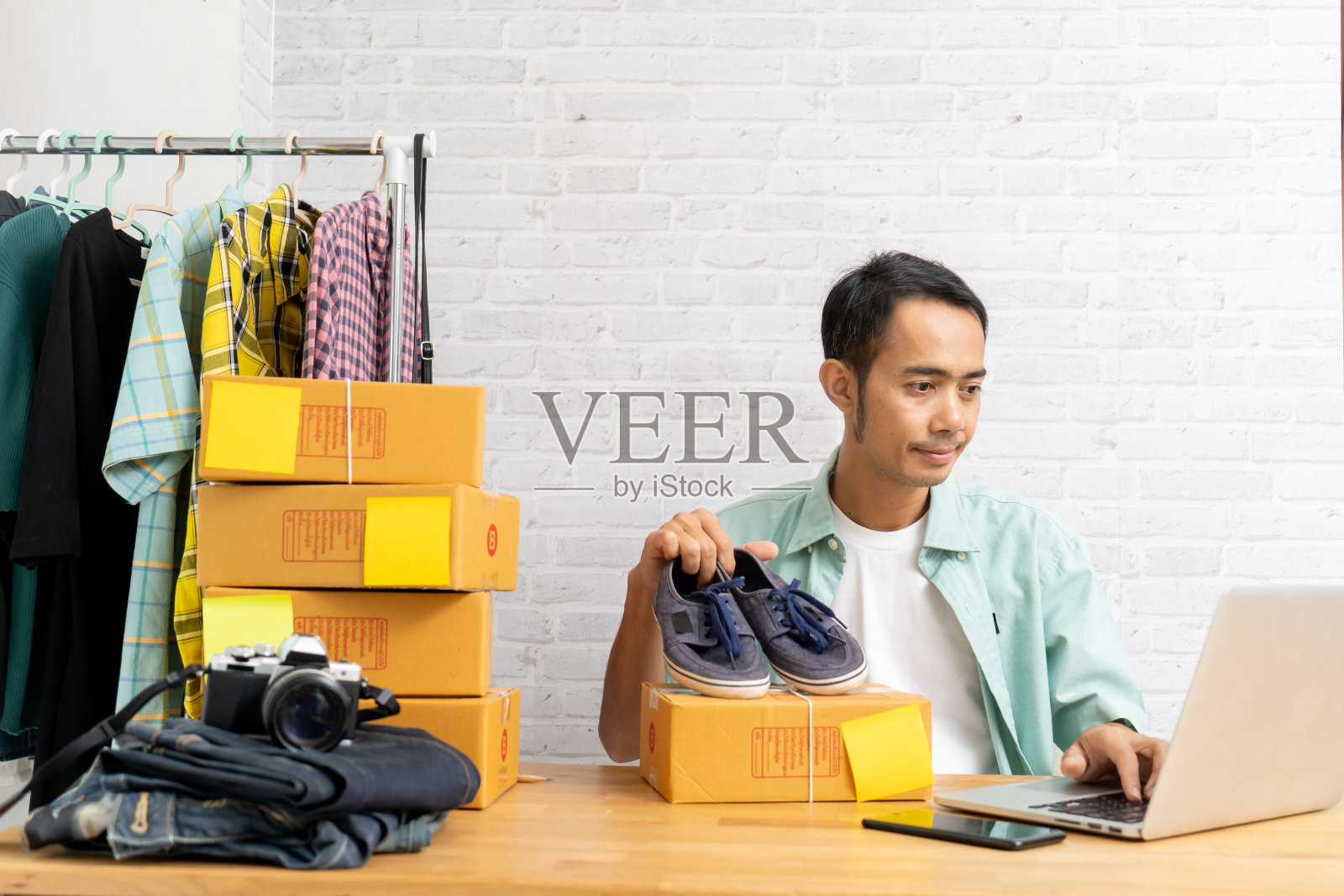 亚洲男人在家办公，经营电商业务的在线小企业主照片摄影图片