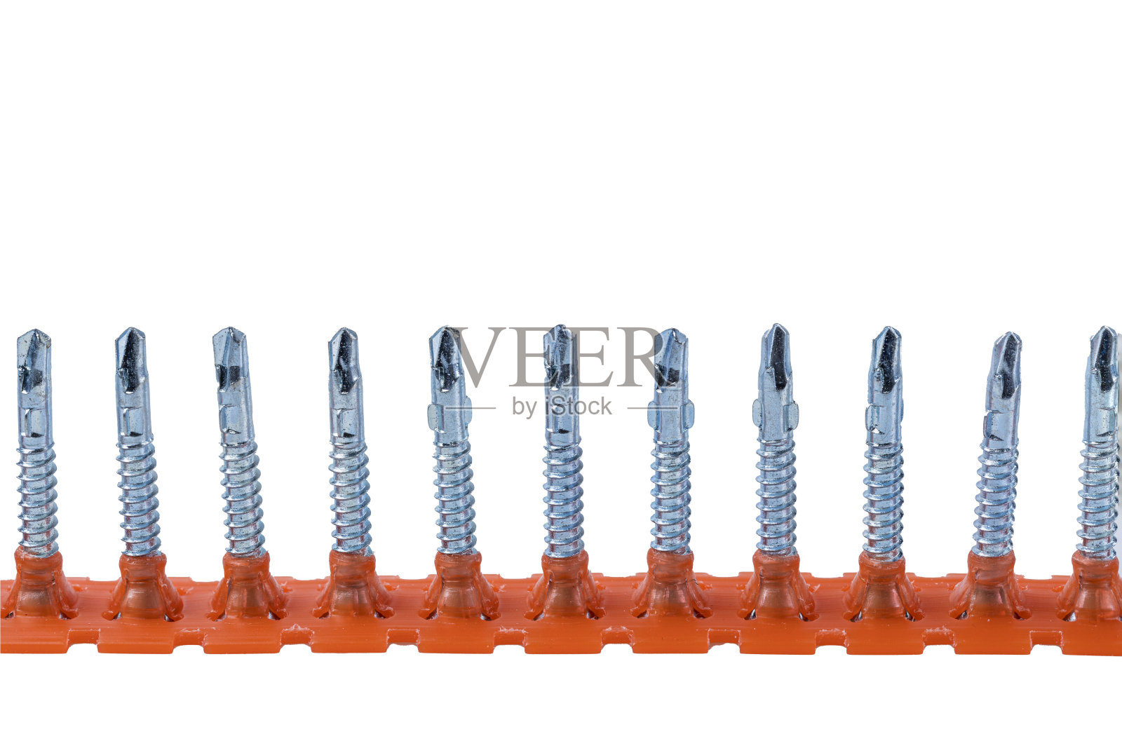 近距离观察塑料螺杆条隔离金属。工业设备的概念。照片摄影图片