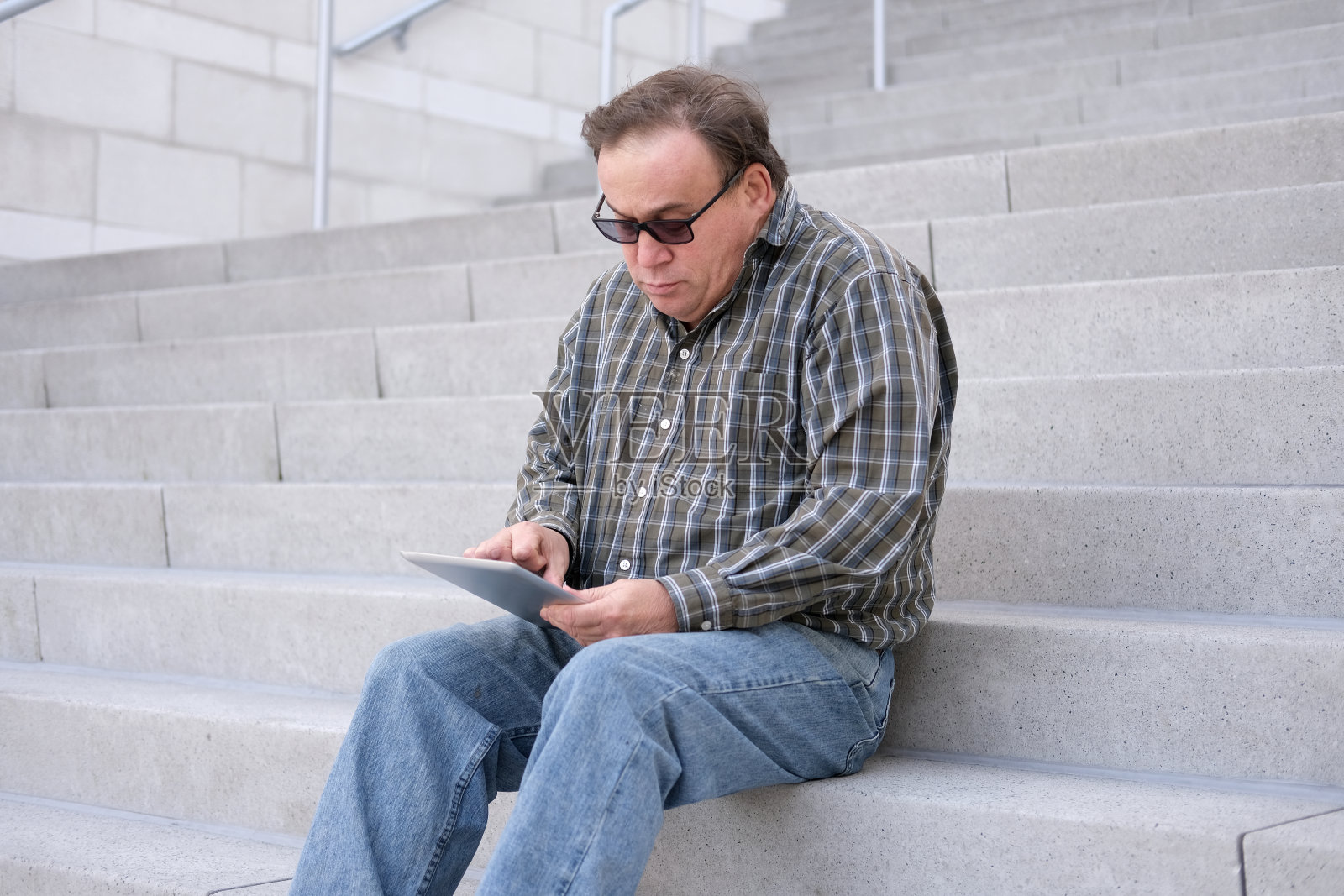 使用无线技术的自闭症男人照片摄影图片