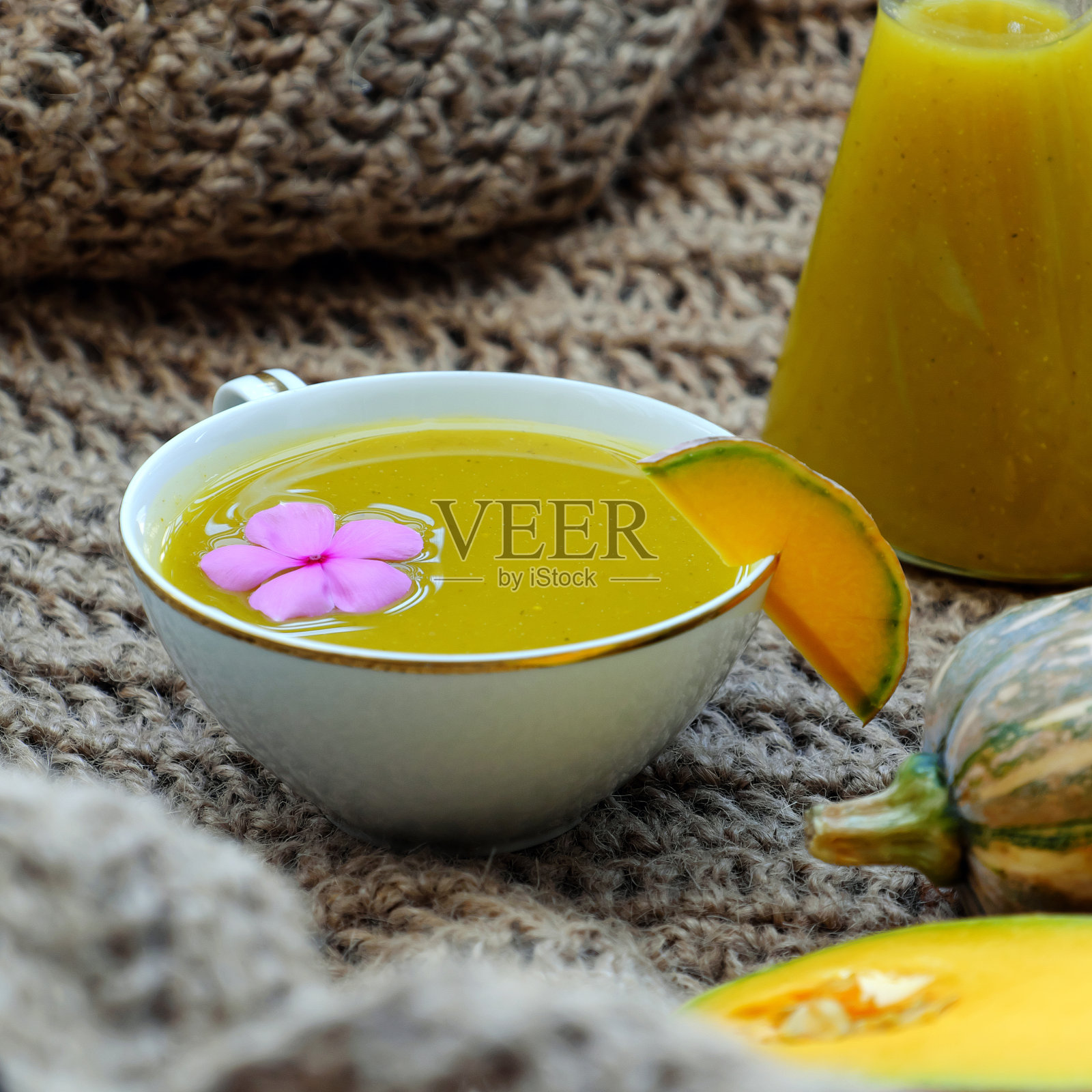 合杯冬南瓜奶、南瓜原料照片摄影图片