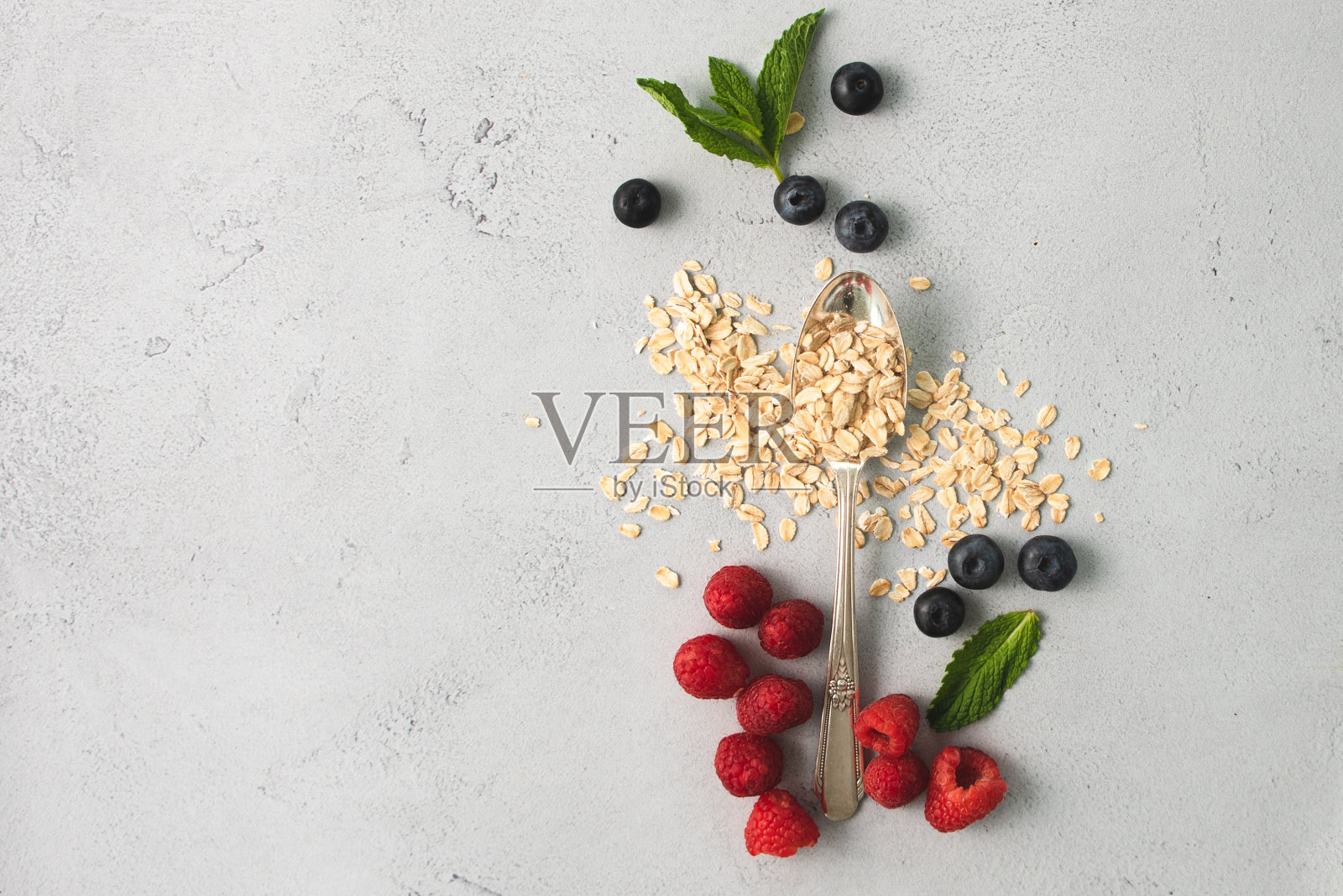 有机浆果，燕麦和薄荷叶在当代的组成照片摄影图片
