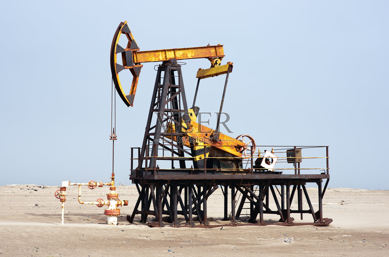 油泵，蓝天，沙漠照片摄影图片