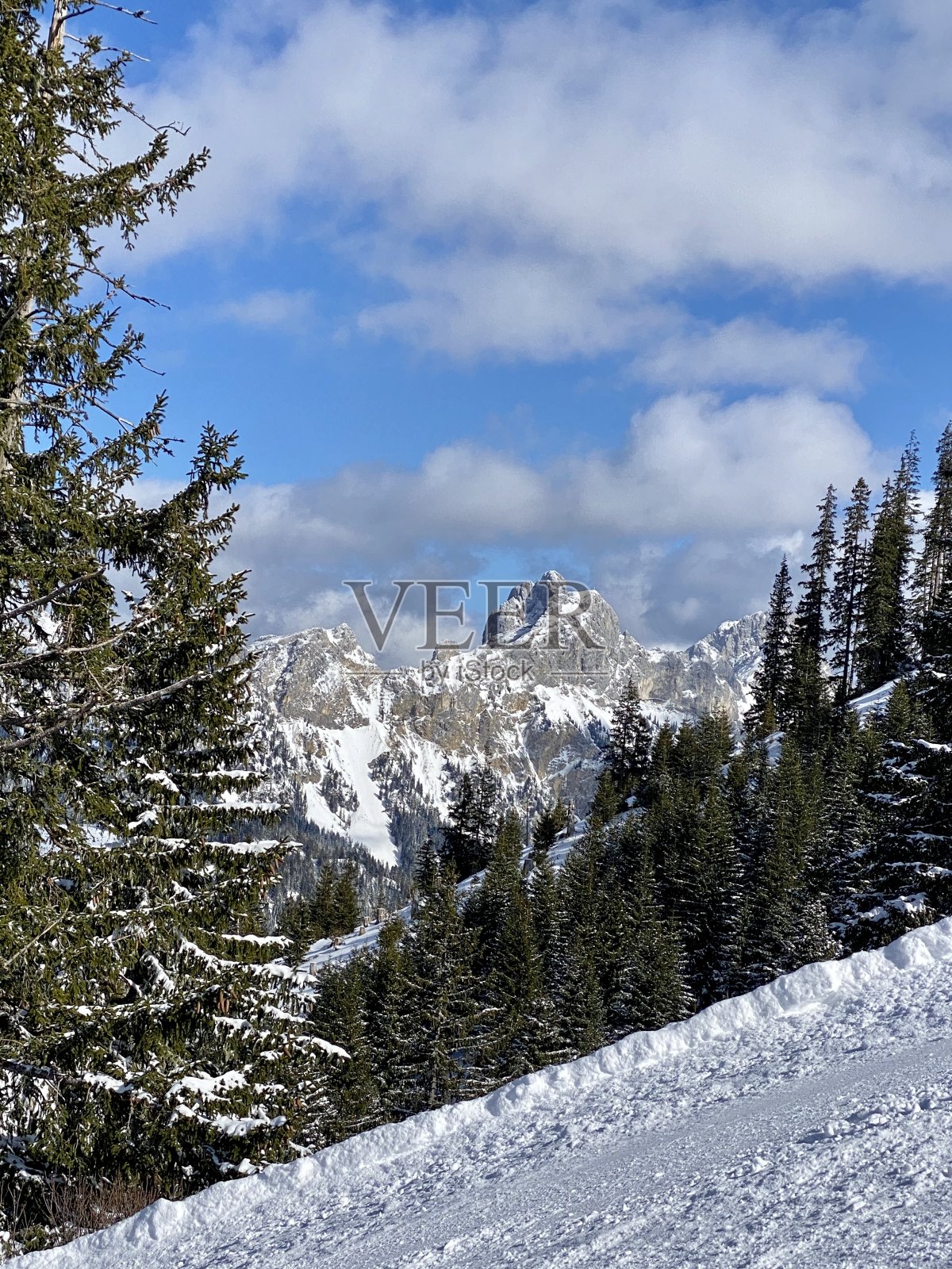 奥地利蒂罗尔州坦海姆山谷的滑雪坡照片摄影图片