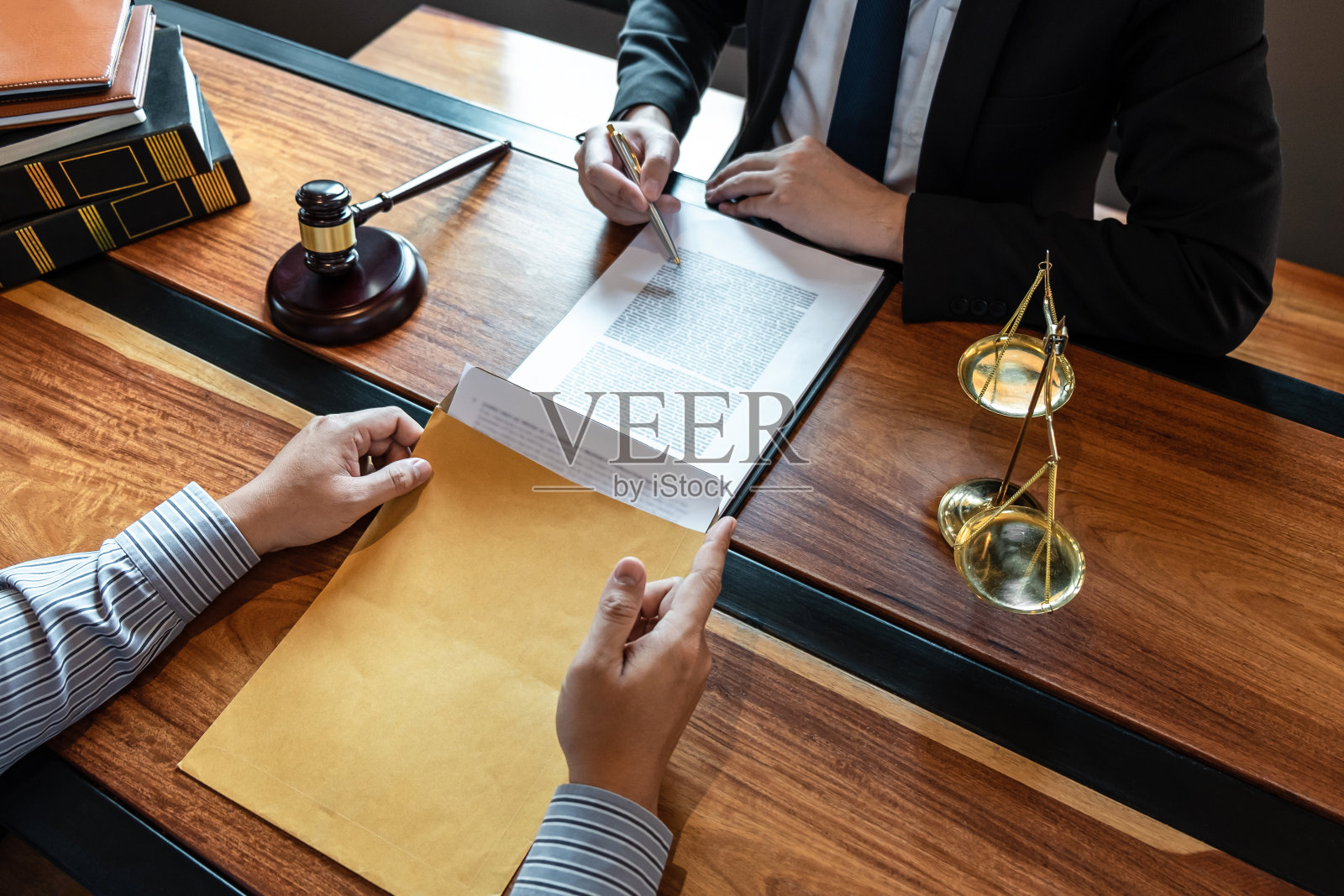 男律师在法庭上与客户会面洽谈法律案件，法律与正义概念照片摄影图片