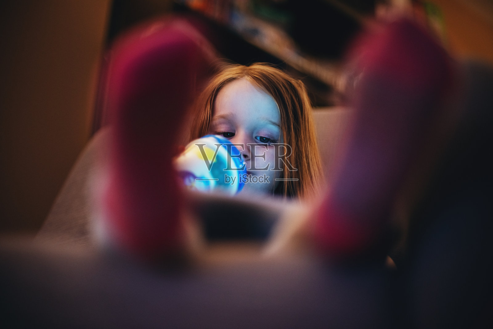 女孩看平板电脑照片摄影图片