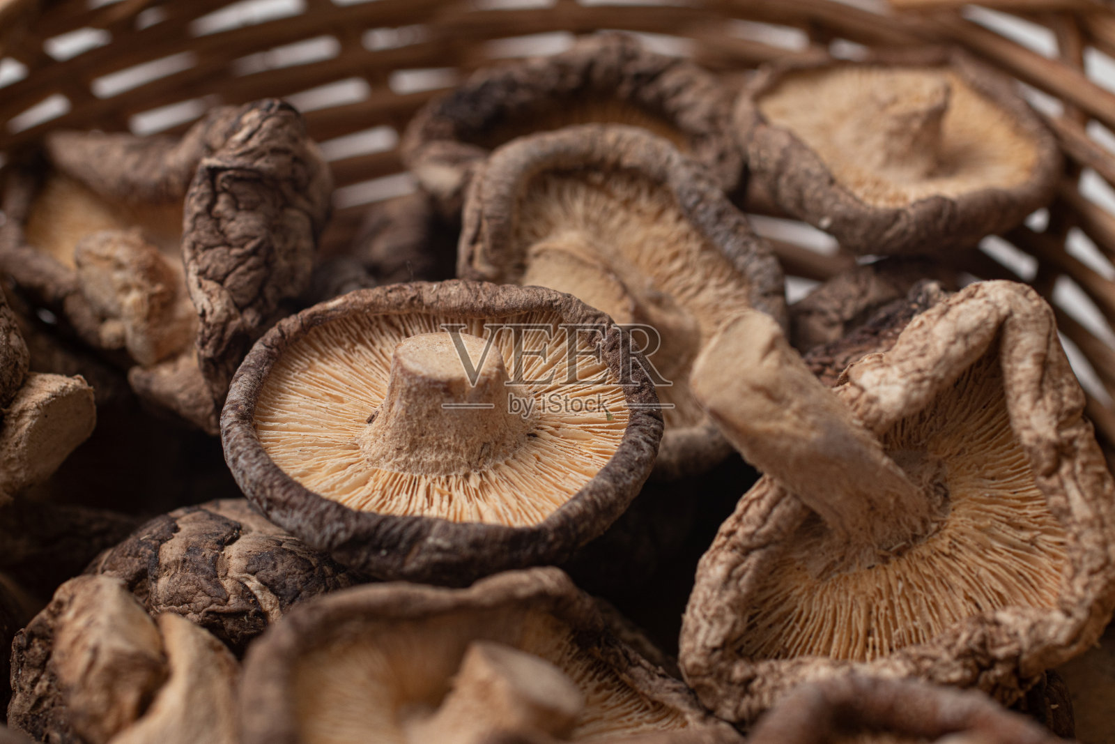 篮子里的蘑菇干照片摄影图片