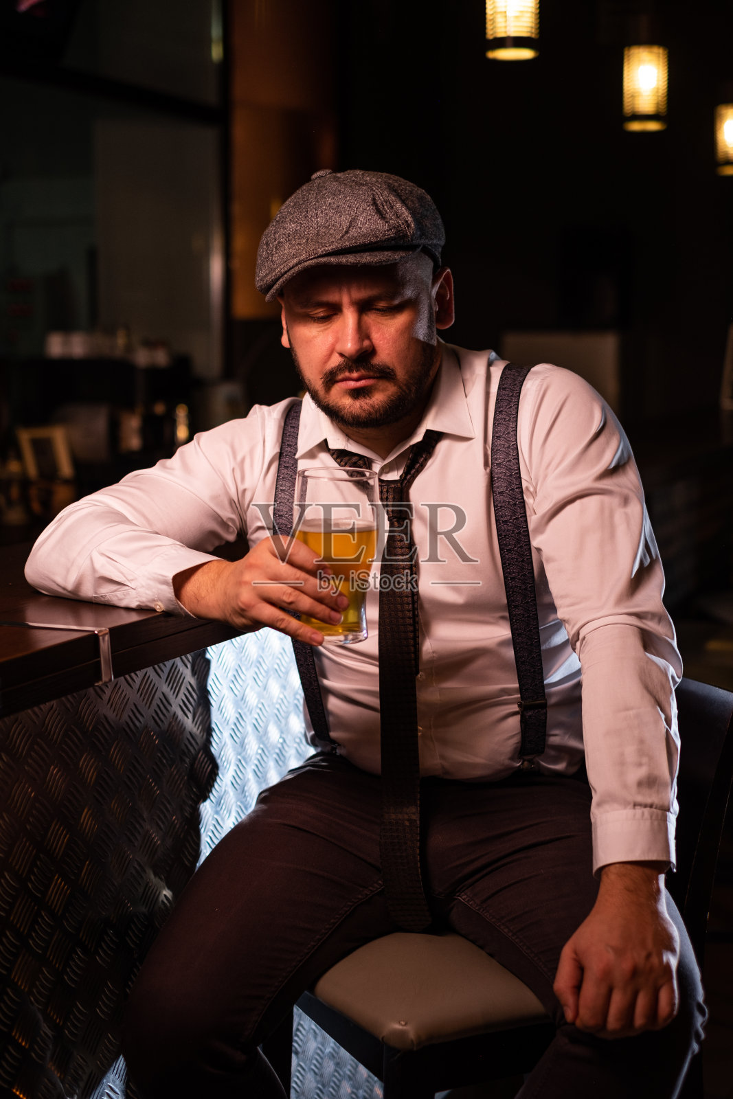 男人坐在吧台照片摄影图片