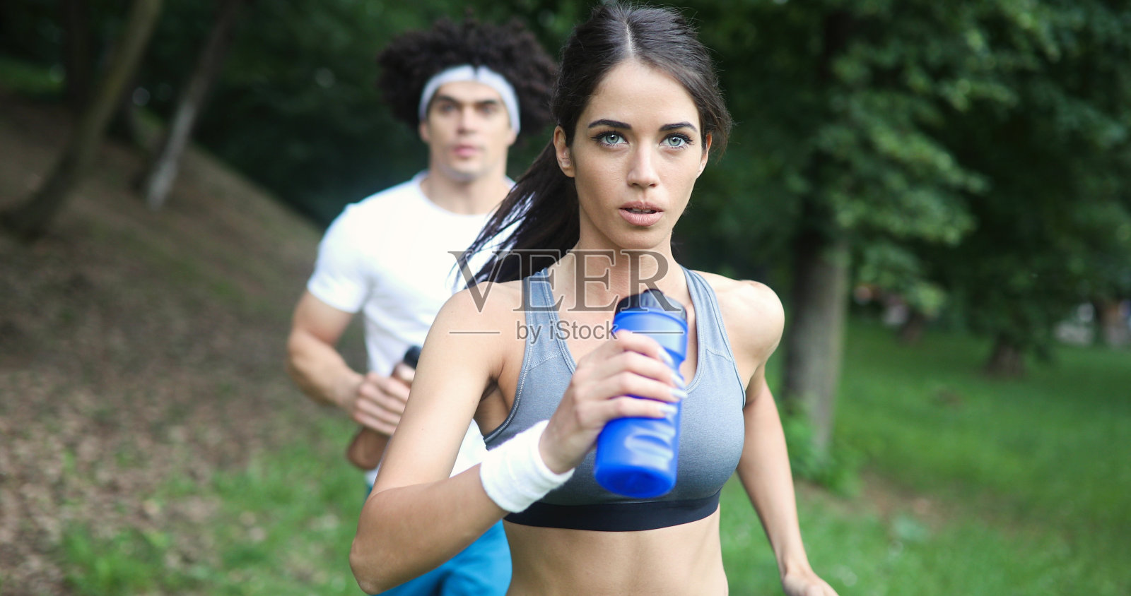 美丽的情侣在大自然中慢跑，健康生活照片摄影图片