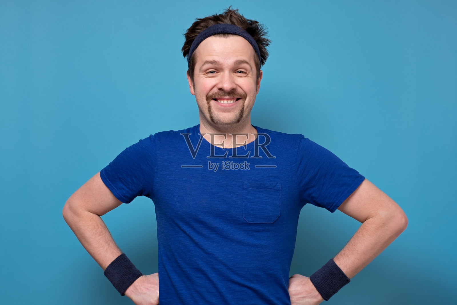 留着滑稽胡子自信微笑的男人照片摄影图片