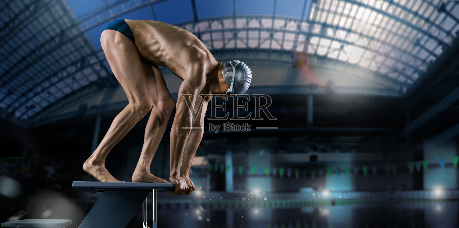 游泳运动：出发时采用蛙泳的健壮男人照片摄影图片