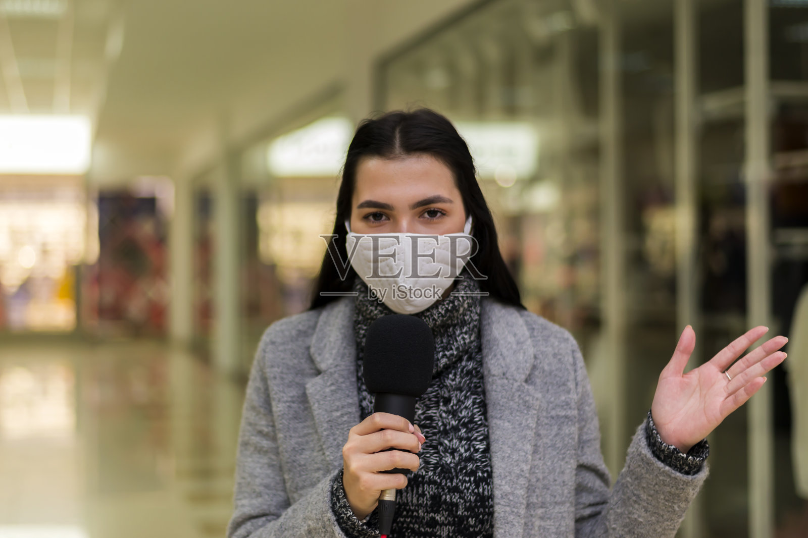 记者报道新冠疫情最新情况照片摄影图片