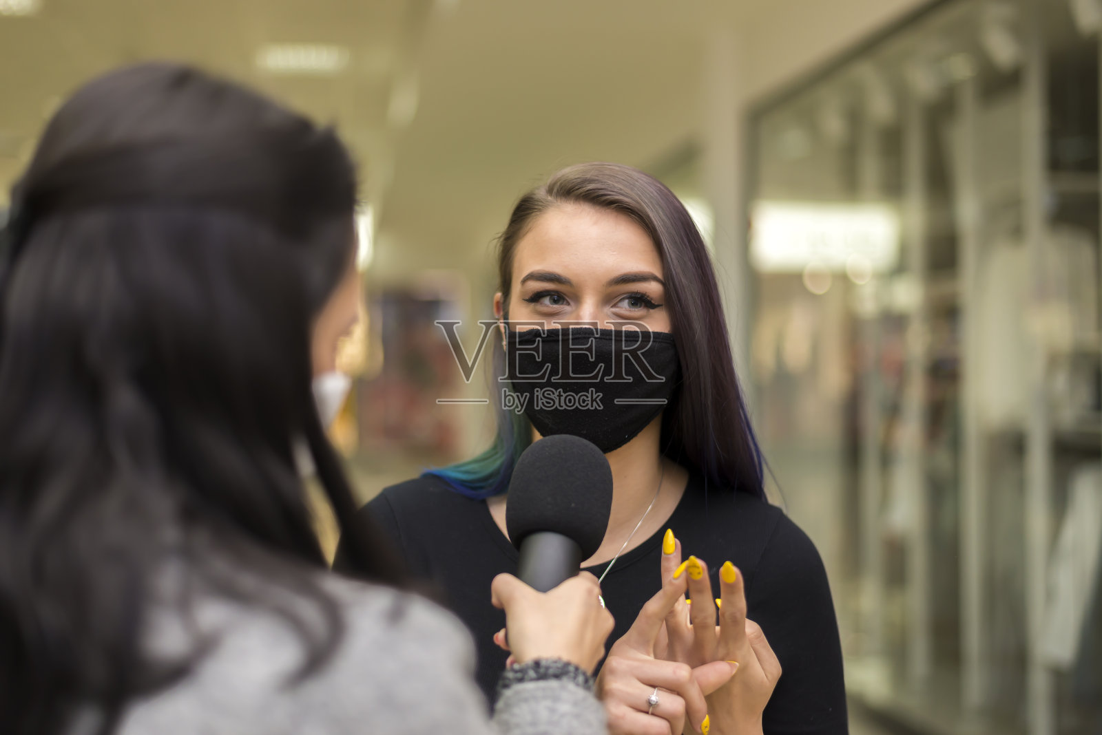 记者报道新冠疫情最新情况照片摄影图片