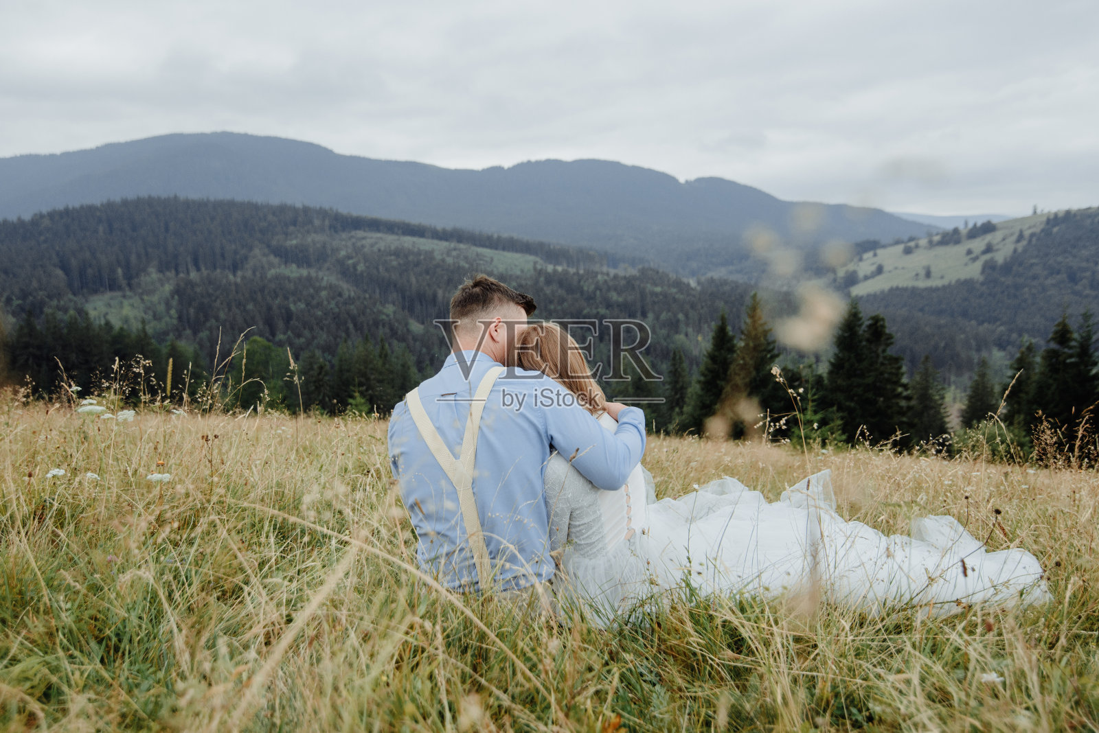 在山上拍摄新娘和新郎。波西米亚风格的结婚照。照片摄影图片