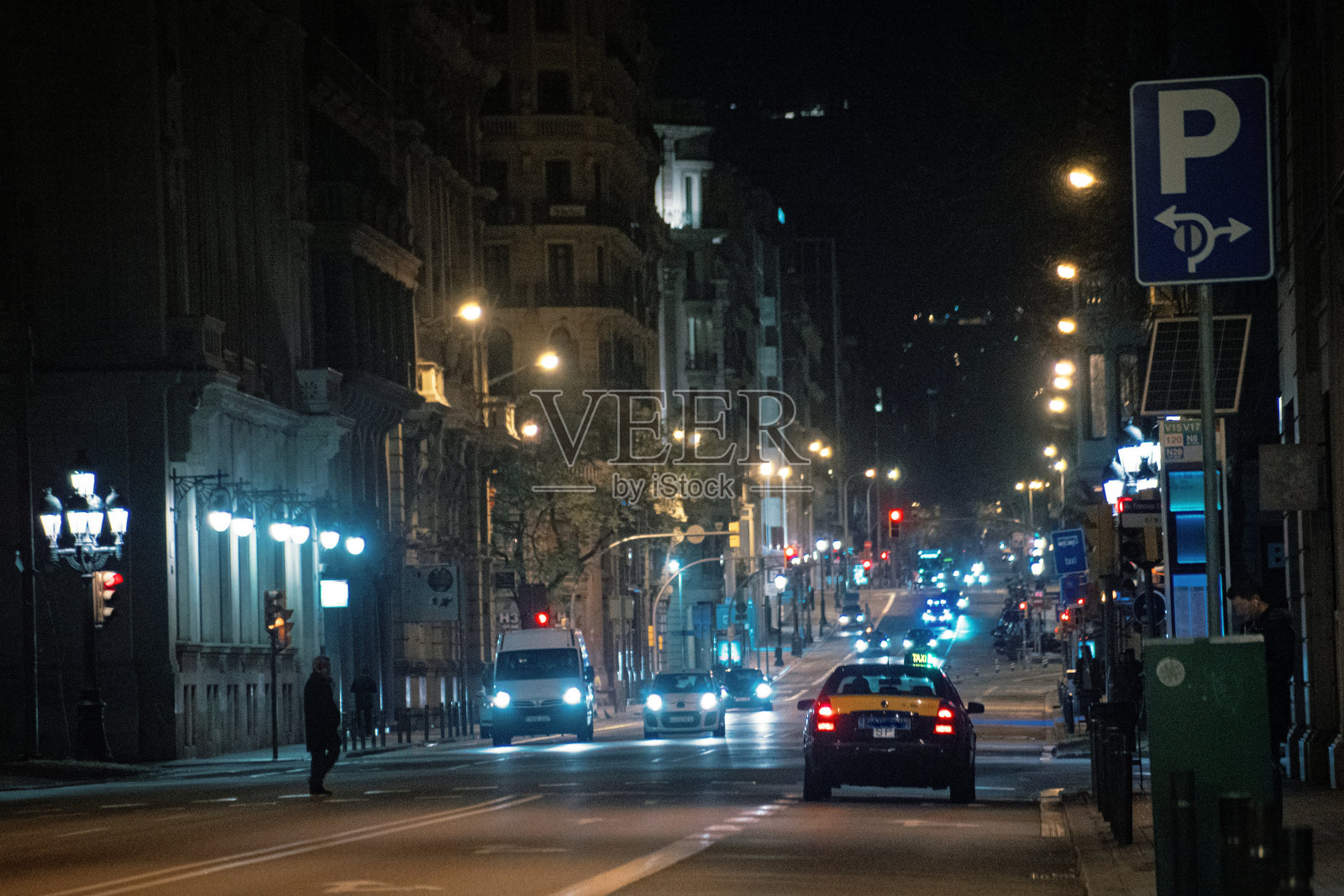 巴塞罗那夜间的交通状况照片摄影图片