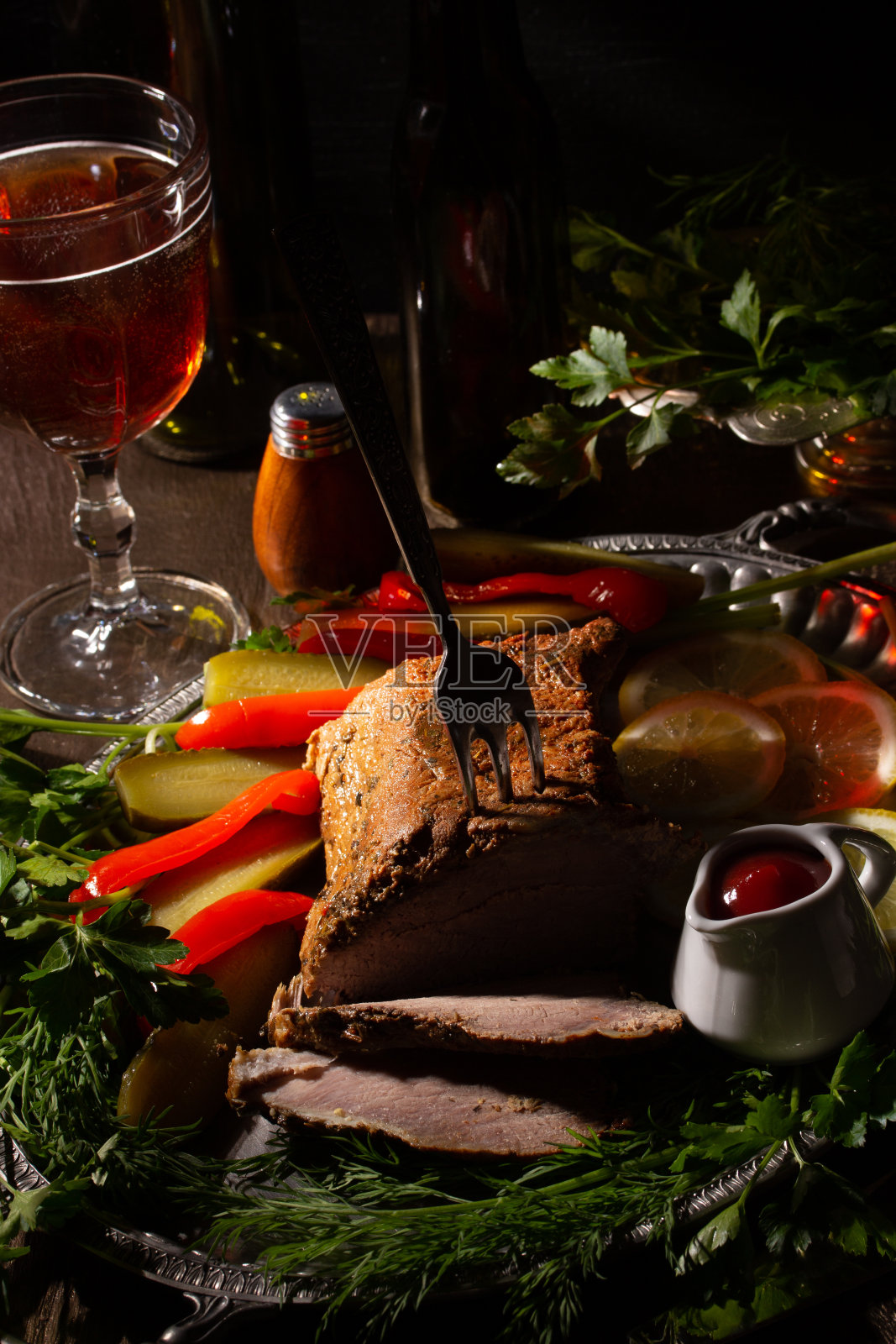 厨房桌子上有新鲜的烤肉照片摄影图片