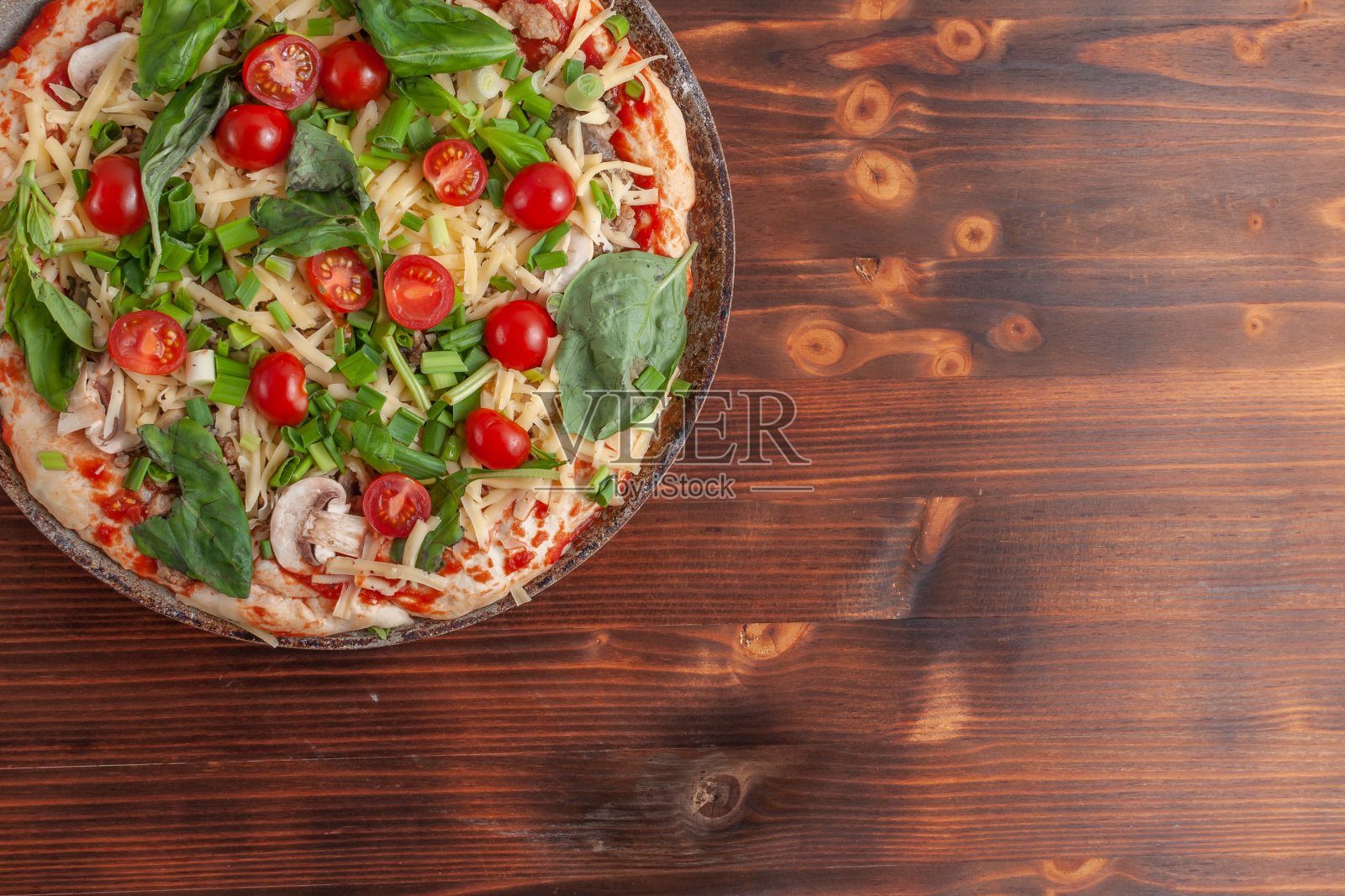 烘烤前自制披萨照片摄影图片