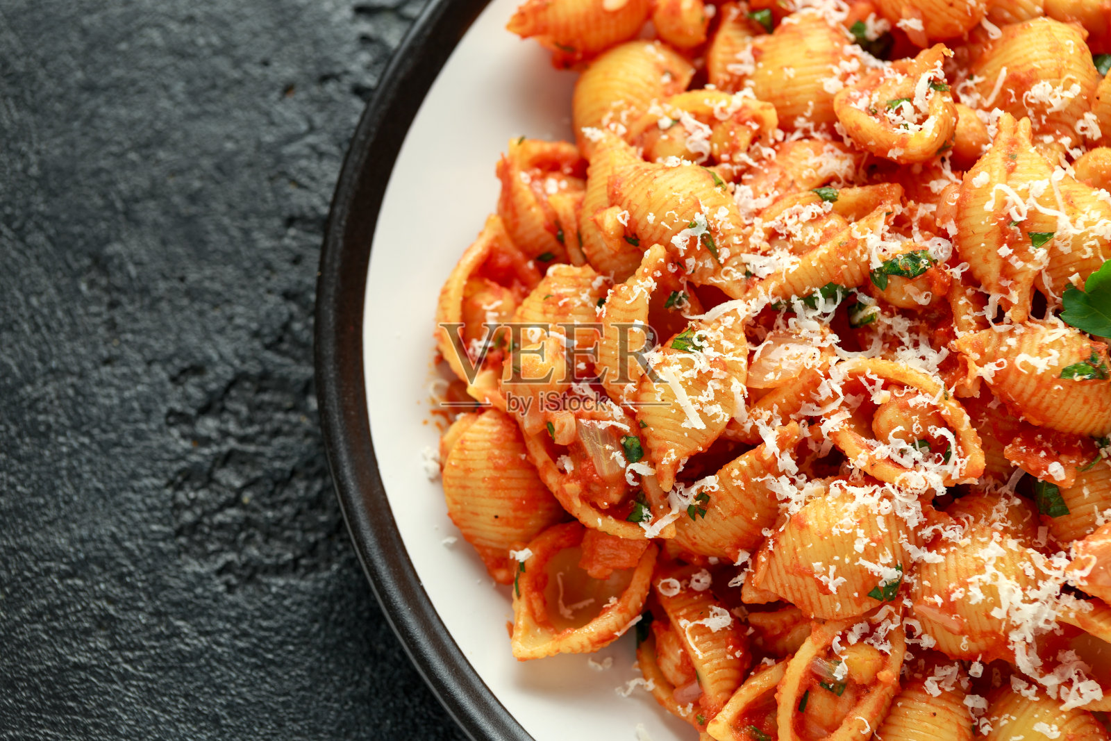 茄汁鹰嘴豆意大利面配帕尔马干酪。健康的素食。照片摄影图片