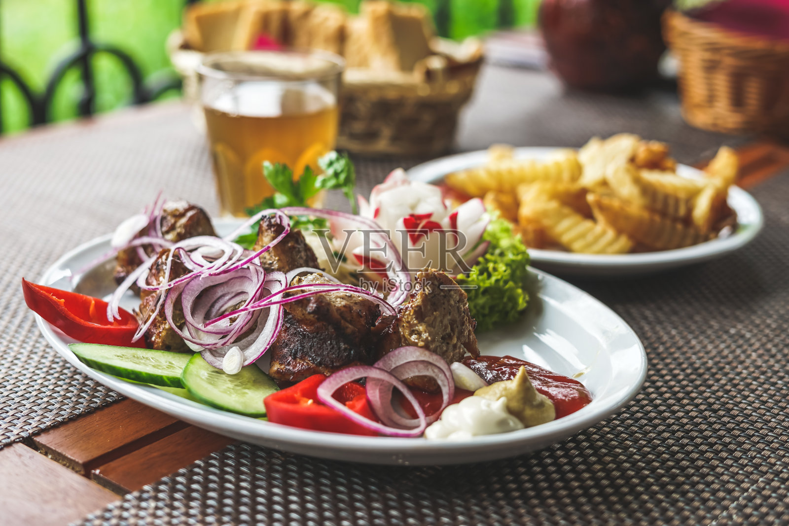 烧烤配蔬菜，酱汁照片摄影图片