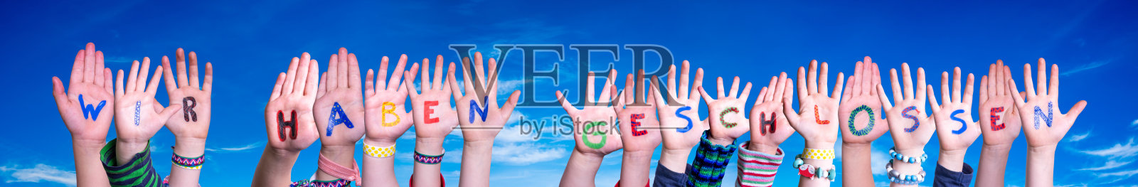 孩子们的双手创造我们已经关闭的世界意味着我们已经关闭了，蓝天照片摄影图片