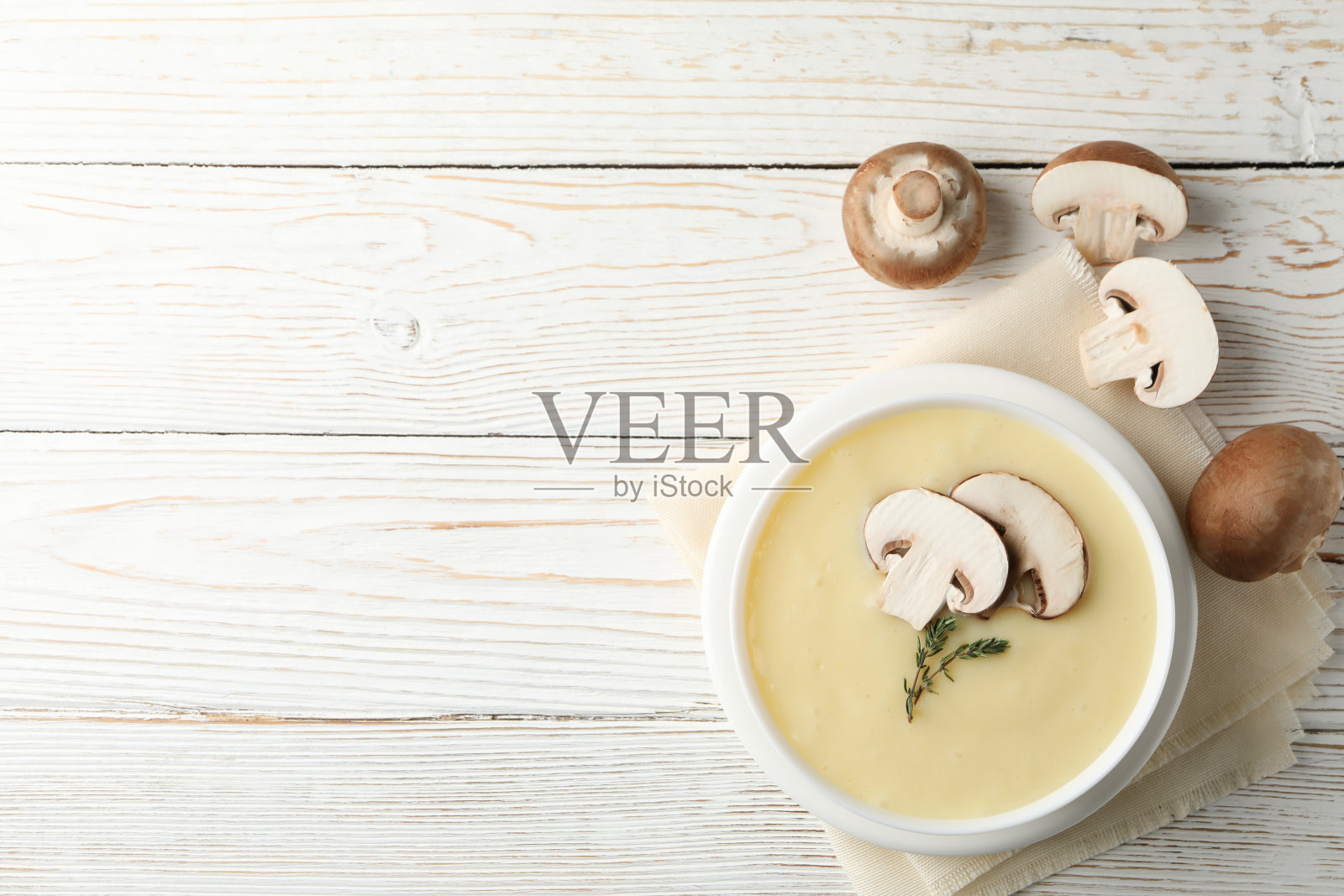 蘑菇奶油汤木制背景，俯视图照片摄影图片