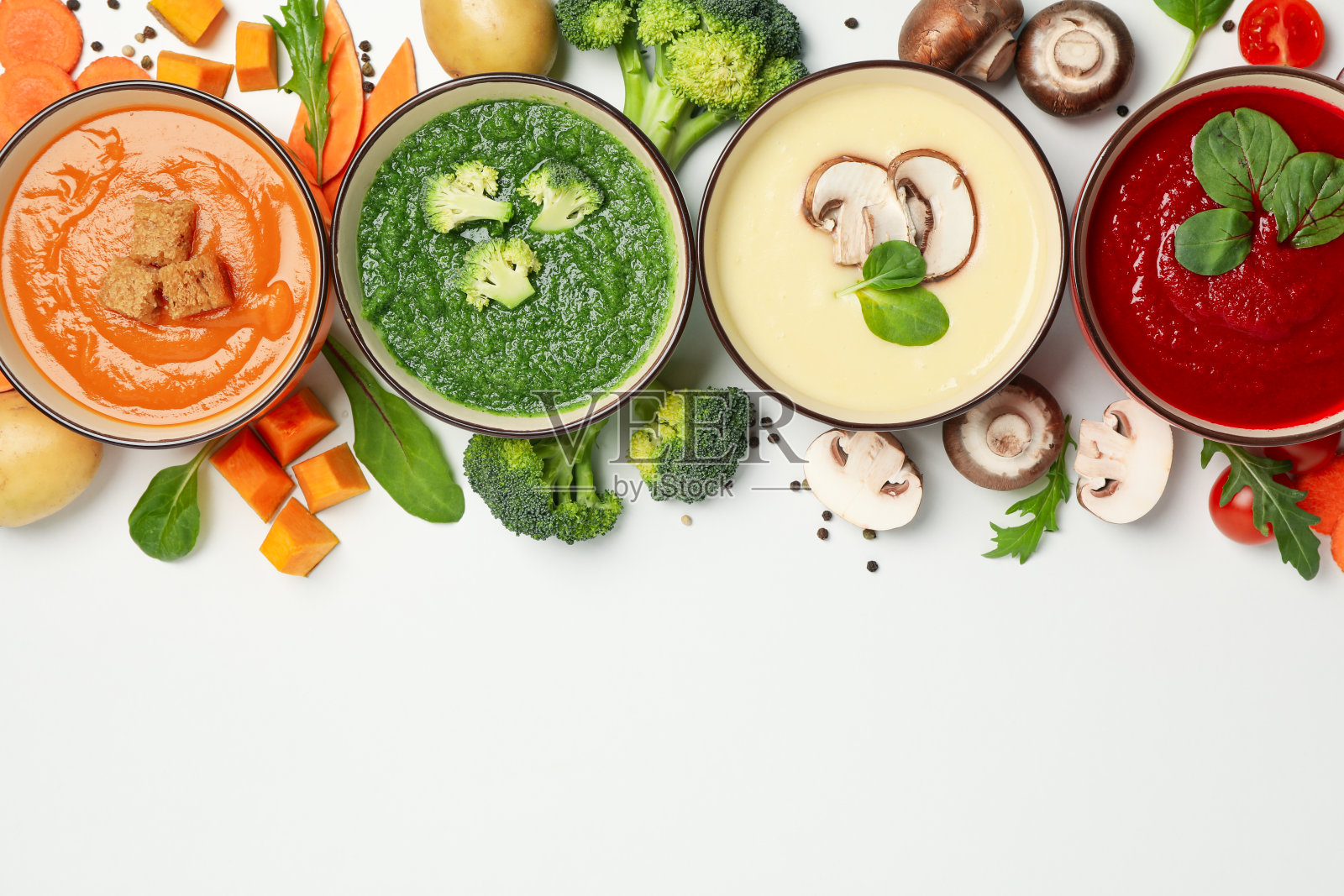 蔬菜汤和配料的白色背景，文字空间照片摄影图片