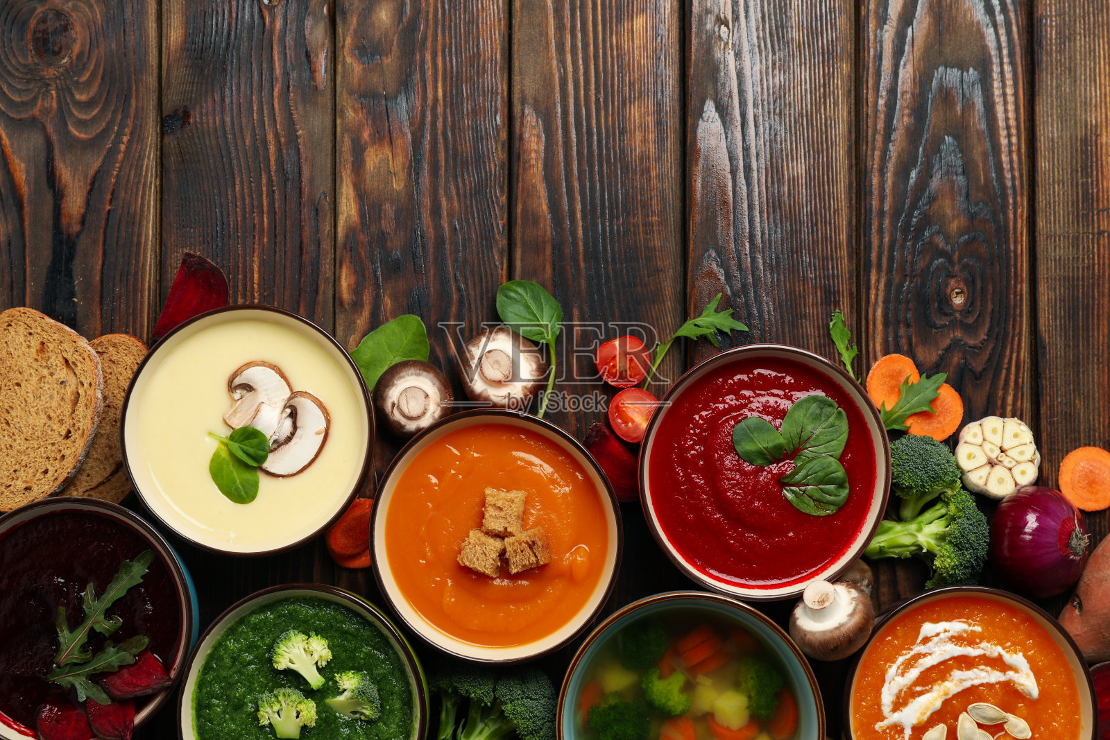 蔬菜汤和配料的木制背景，文字空间照片摄影图片