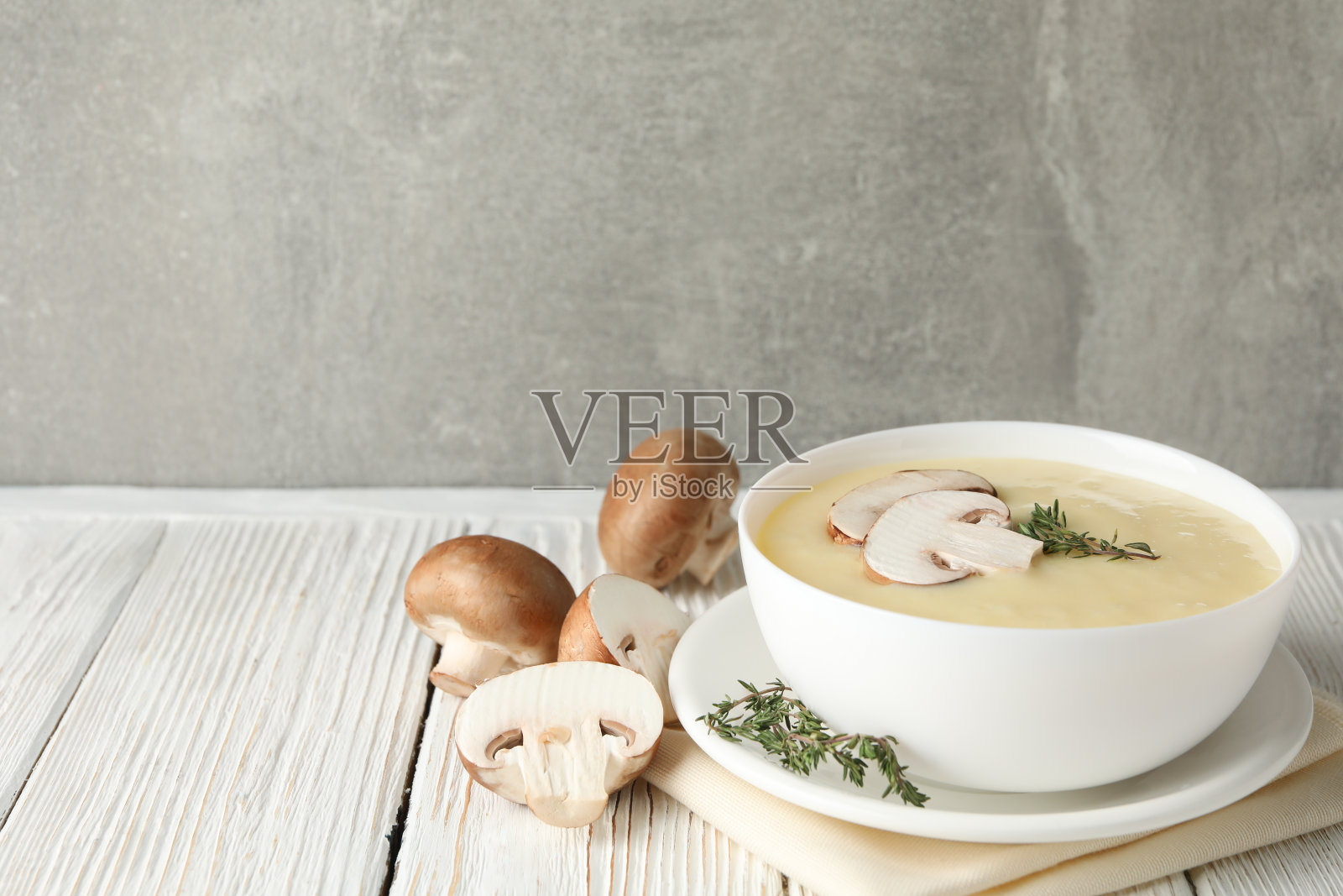 蘑菇奶油汤木制背景，文字空间照片摄影图片