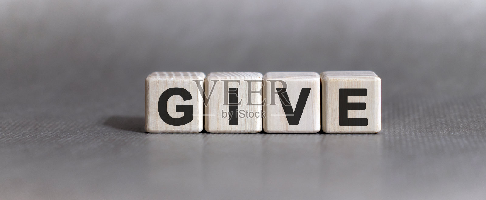 在单色背景上给木方文本照片摄影图片