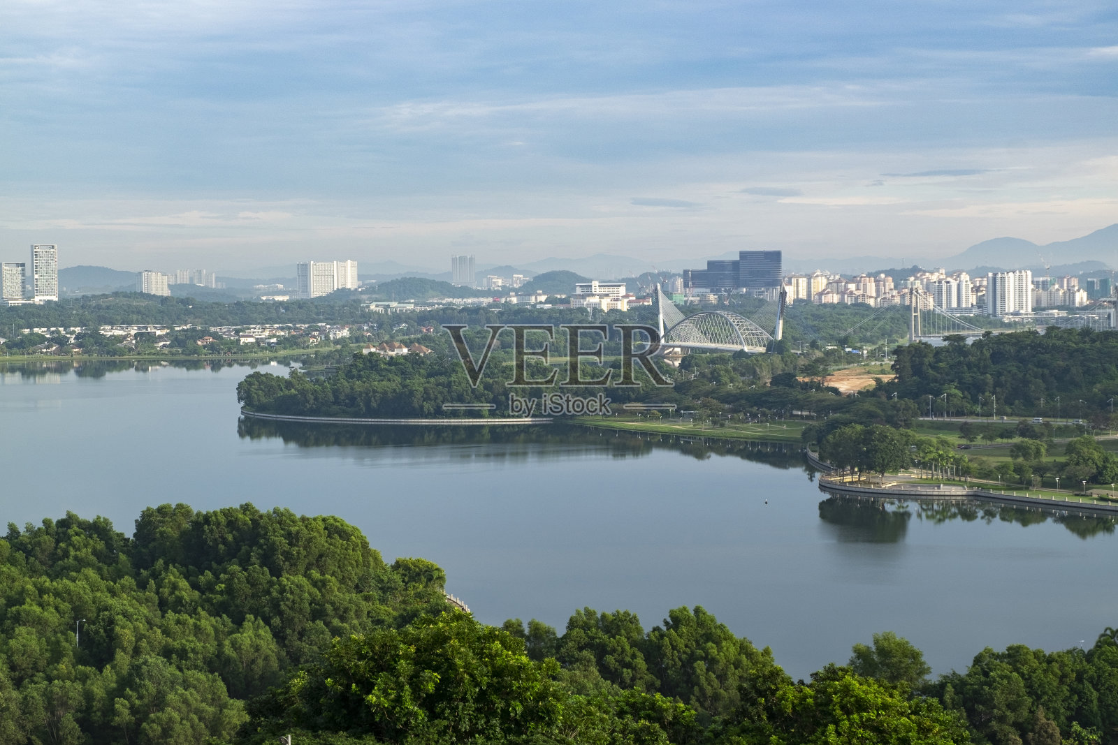 美丽的风景布城周围的湖在多云的天空背景照片摄影图片