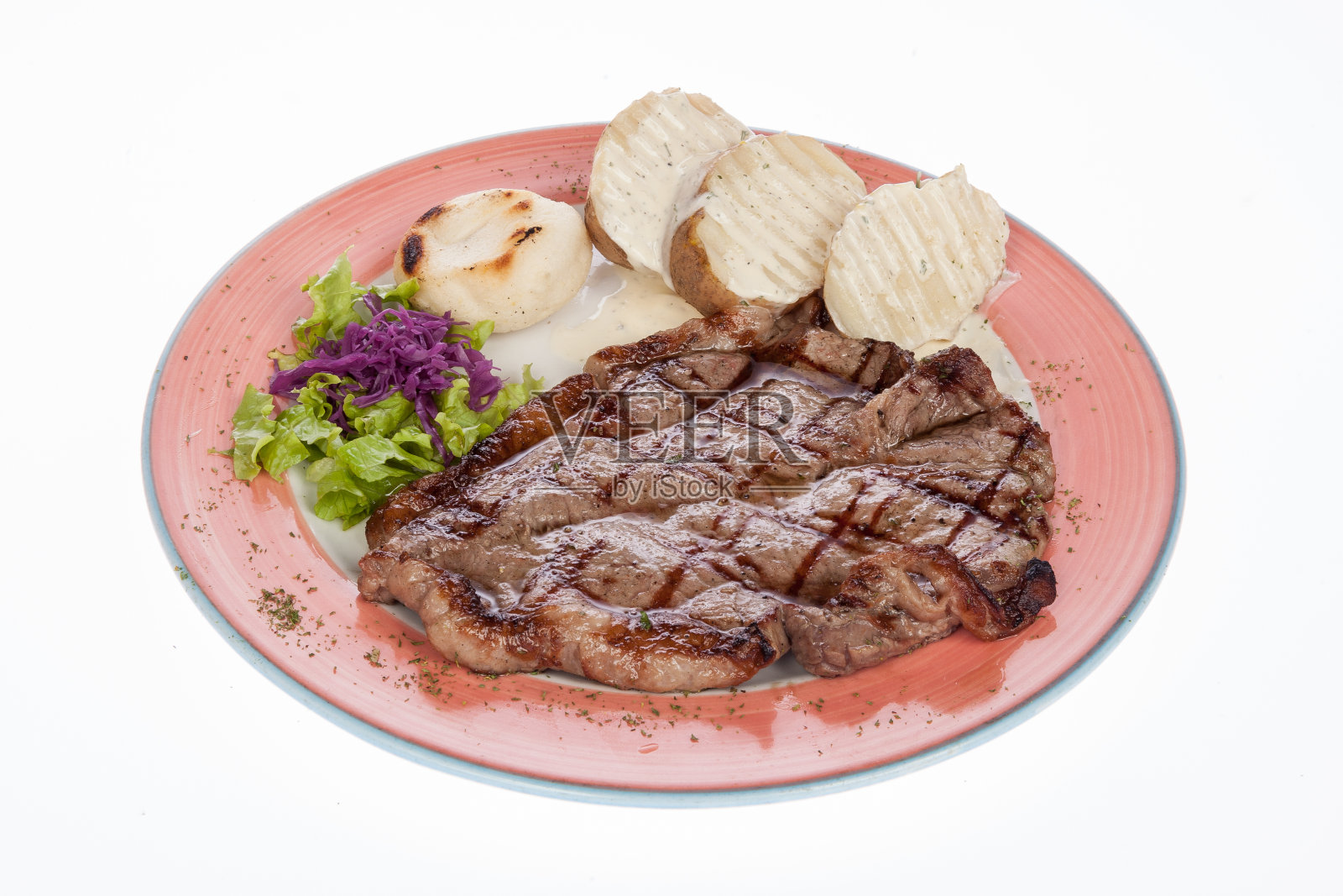 烤牛排配蒸土豆和沙拉照片摄影图片