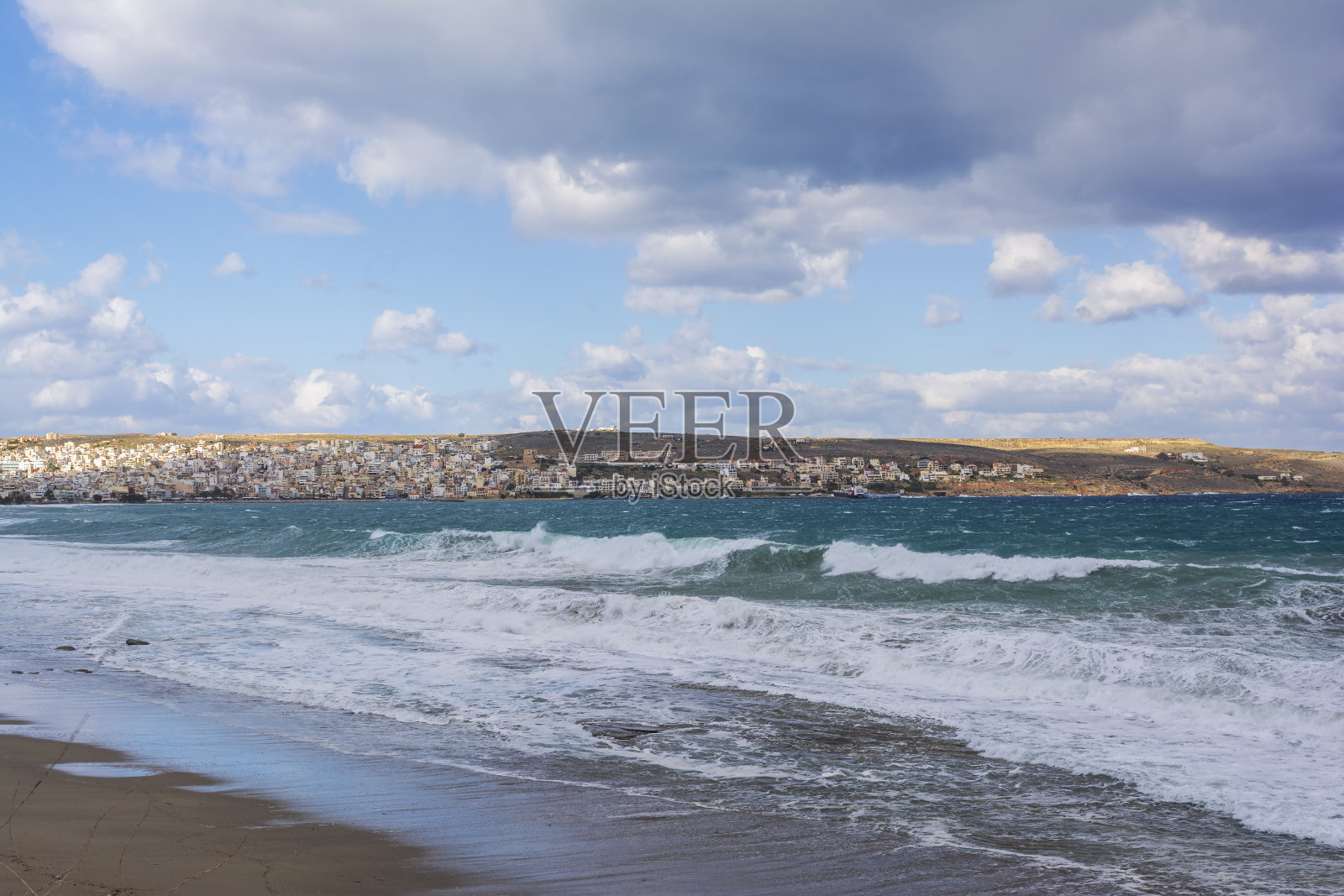 西提亚和它的大海在一个冬天，多云的日子。Sitia克里特岛,希腊照片摄影图片