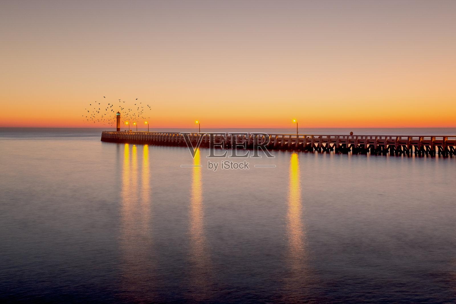 日落时分的比利时纽浦码头和灯塔照片摄影图片