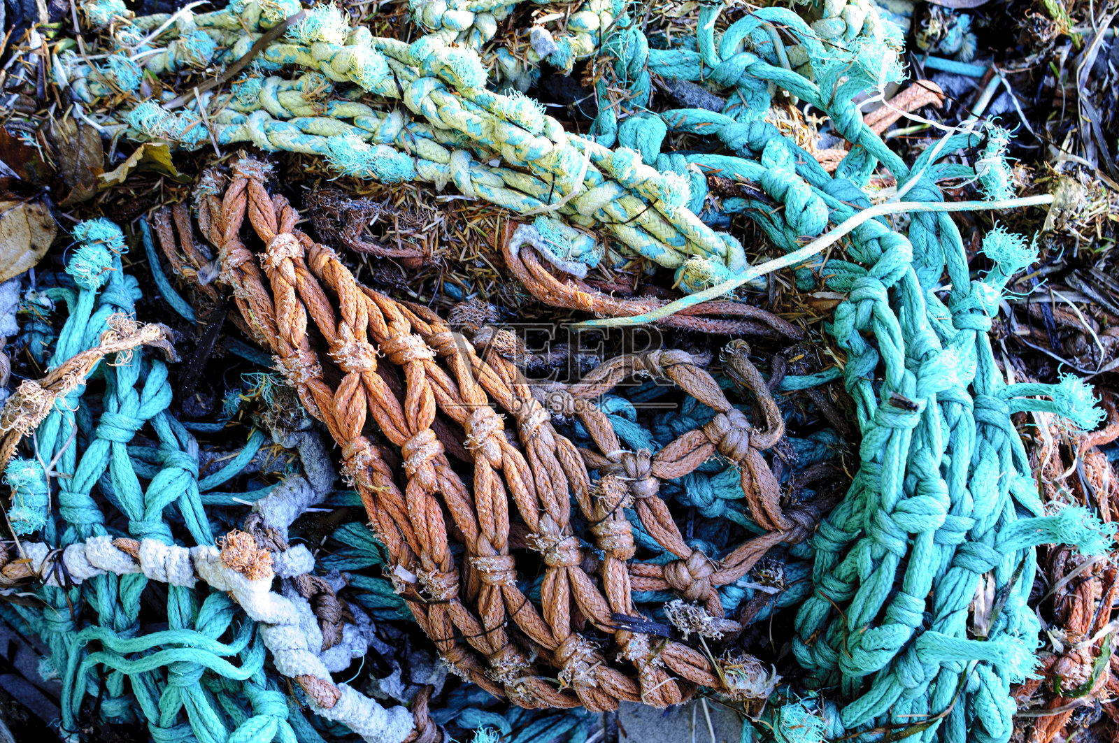 被冲上岸的渔网形成了抽象的图案照片摄影图片