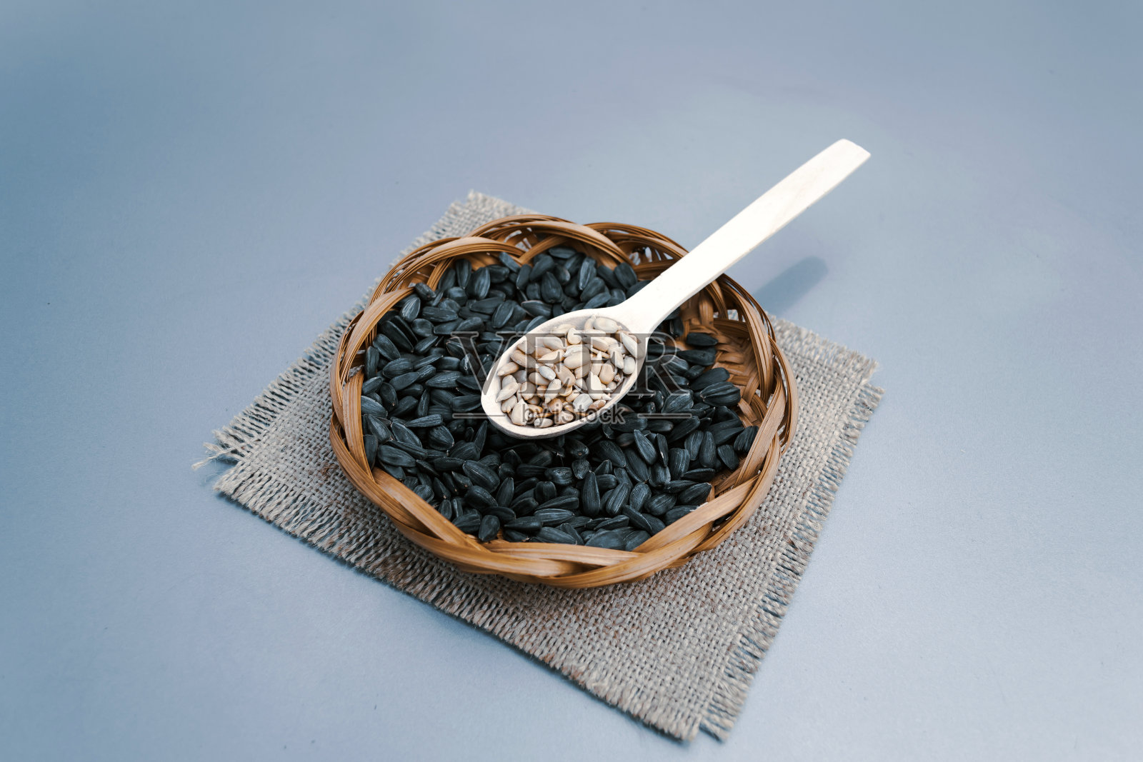 灰色背景上的葵花籽照片摄影图片