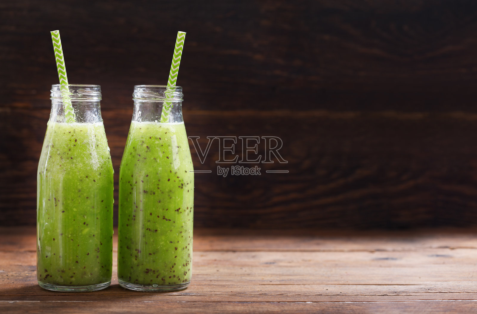 几瓶猕猴桃汁或冰沙照片摄影图片