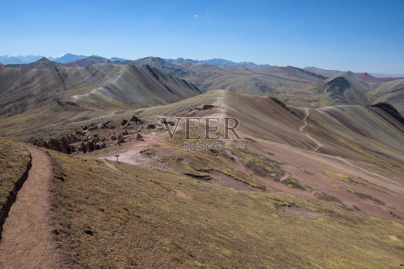 帕尔科约彩虹山周围郁郁葱葱的绿色和红色山谷照片摄影图片