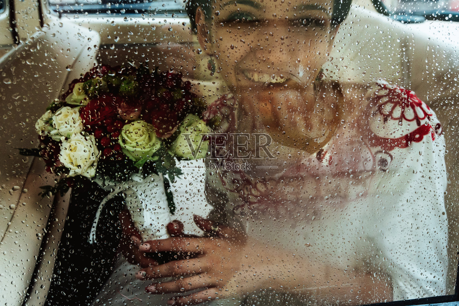 时尚新娘在复古车里微笑，婚礼仪式照片摄影图片