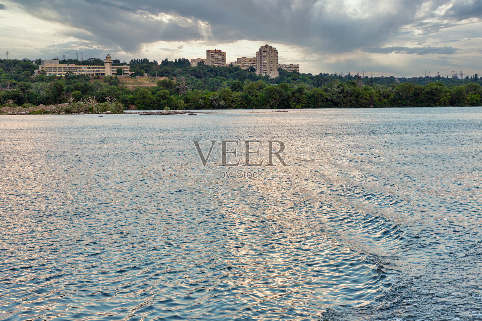 Zaporizhia城市景观与戏剧性的天空，乌克兰。照片摄影图片