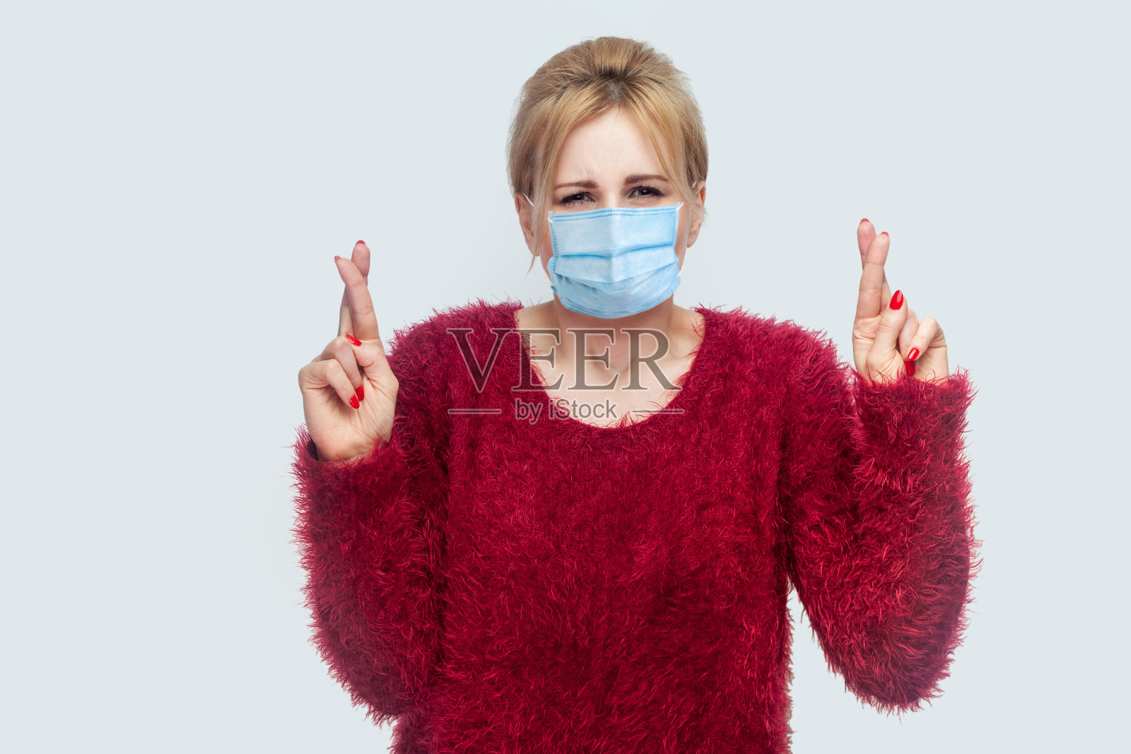 戴着口罩，祈祷的年轻女子照片摄影图片