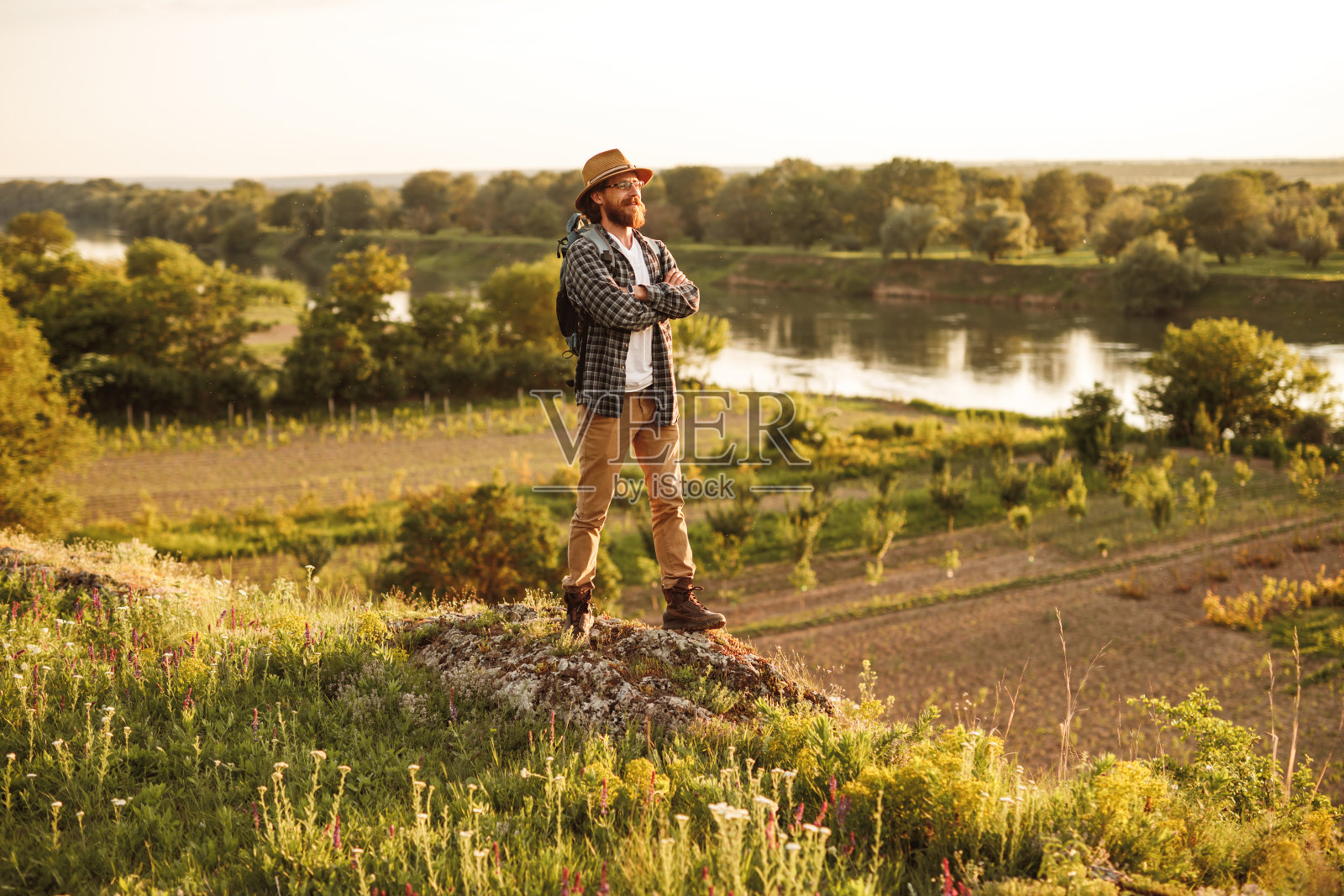 自信的探险家站在大自然中照片摄影图片