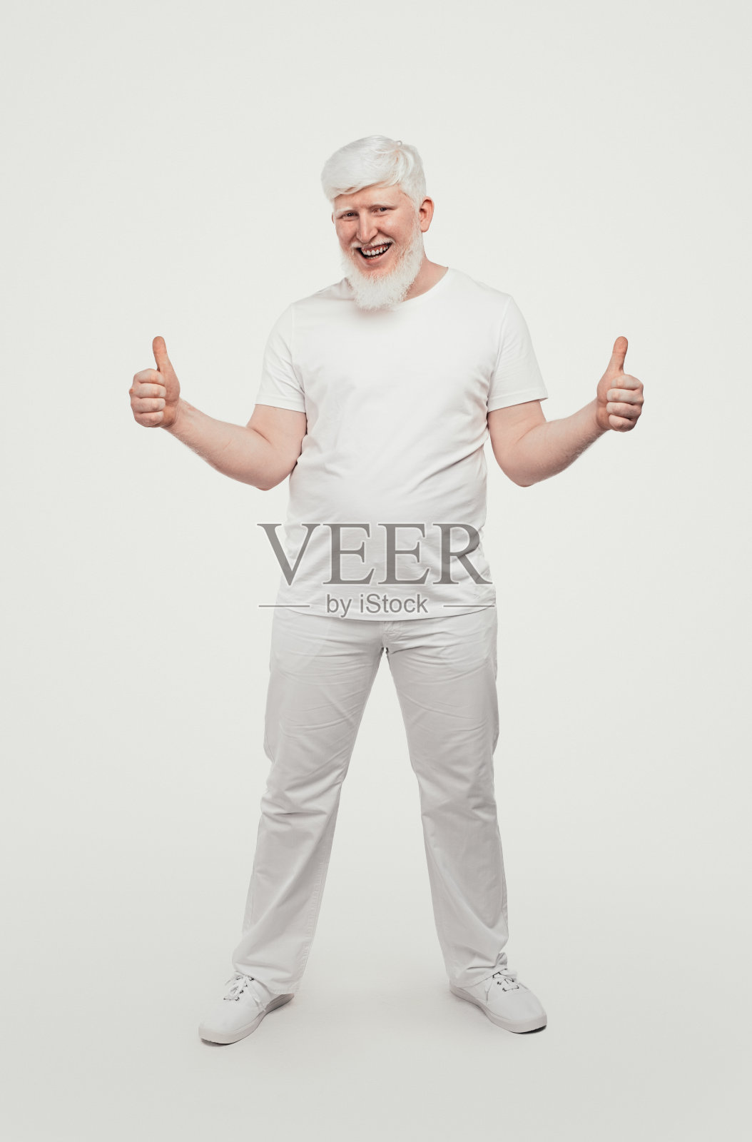 做点赞手势的白化男人照片摄影图片