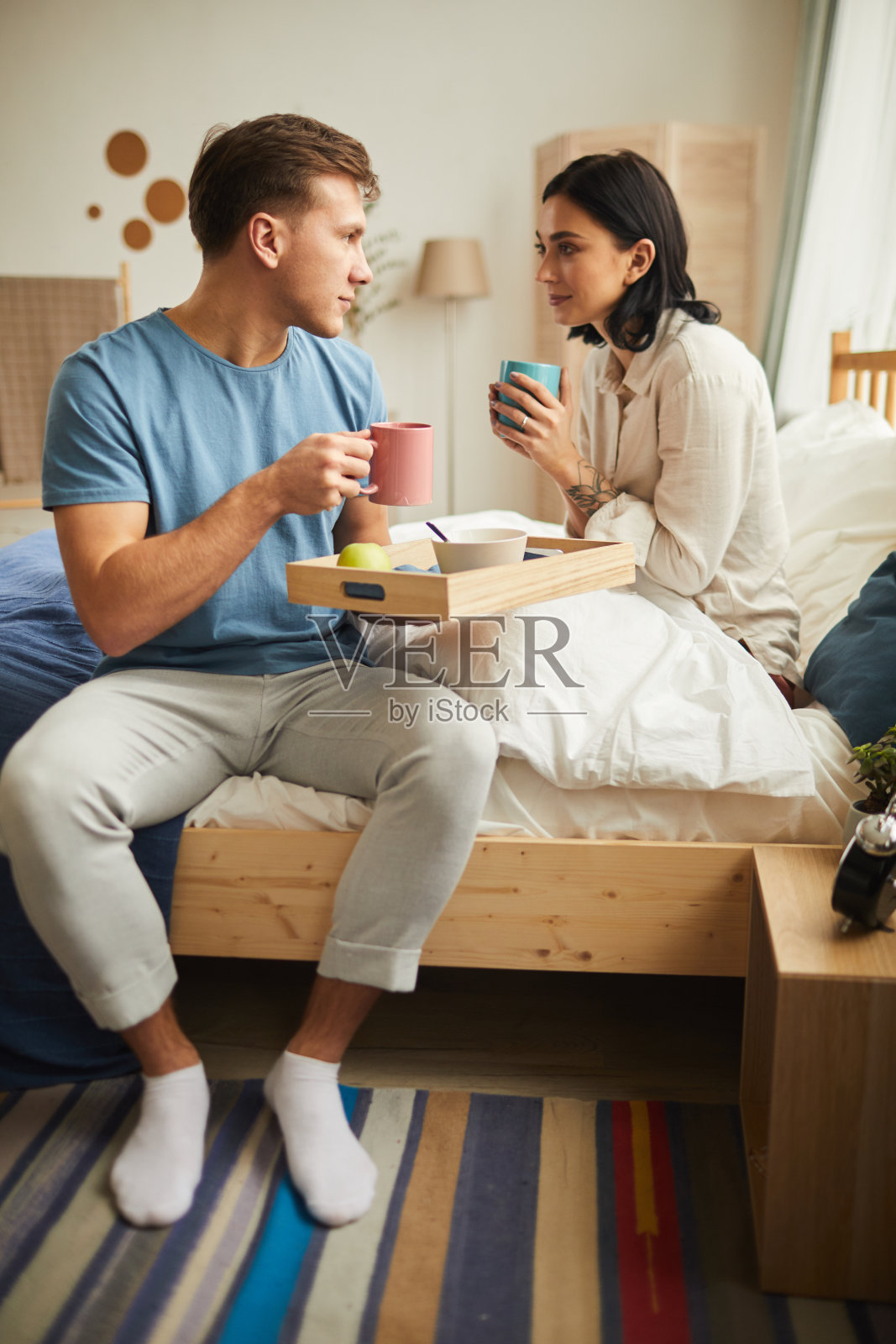 年轻夫妇在床上享用早餐照片摄影图片