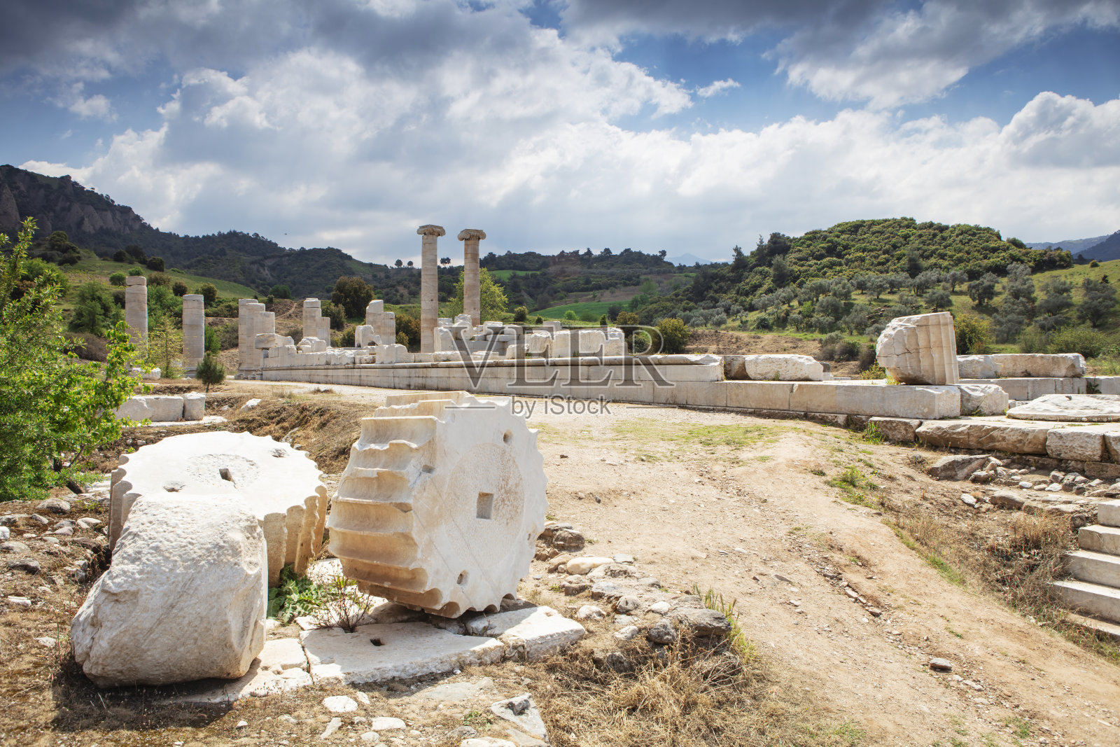 萨迪斯古城。萨德的废墟。从过去到现在的剩余结构。历史建筑映入水中。马尼萨萨迪斯,土耳其照片摄影图片
