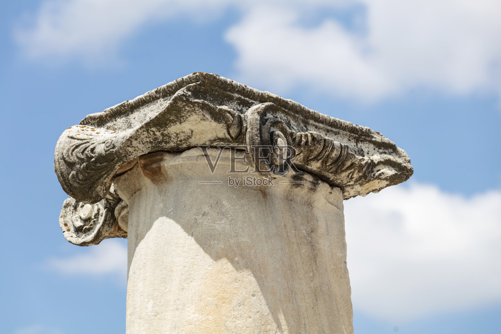 萨迪斯古城。萨德的废墟。从过去到现在的剩余结构。历史建筑映入水中。马尼萨萨迪斯,土耳其照片摄影图片
