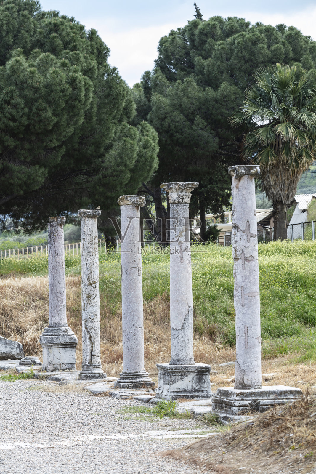 萨迪斯古城。萨德的废墟。从过去到现在的剩余结构。历史建筑映入水中。马尼萨萨迪斯,土耳其照片摄影图片
