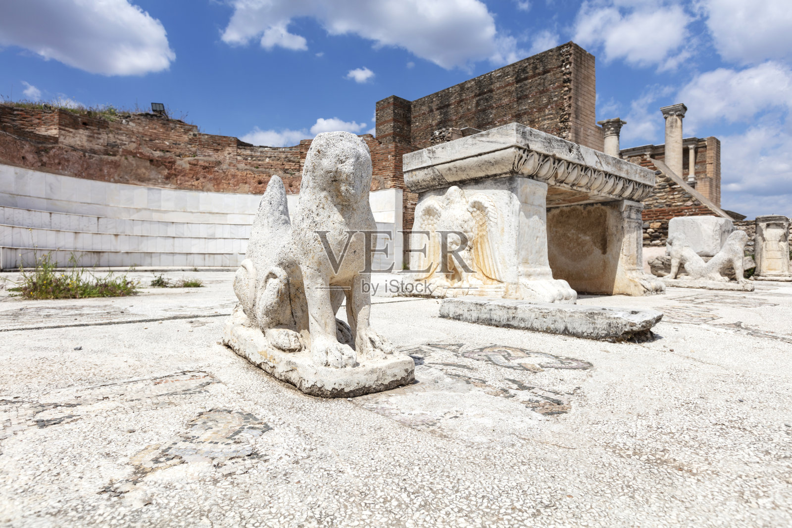 萨迪斯古城。萨德的废墟。从过去到现在的剩余结构。历史建筑映入水中。马尼萨萨迪斯,土耳其照片摄影图片