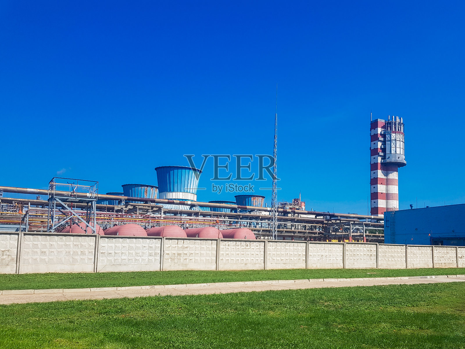 化工厂。大型的化工厂。鸟瞰图。石油化工厂的设备。植物对自然的污染。空气中的蒸汽。有害化学物质照片摄影图片