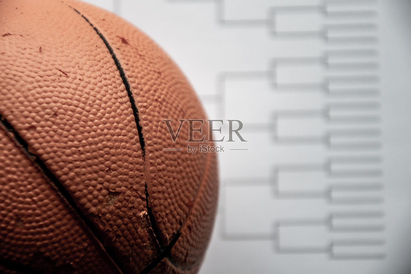 空白支架网格在白纸上，篮球在上面照片摄影图片