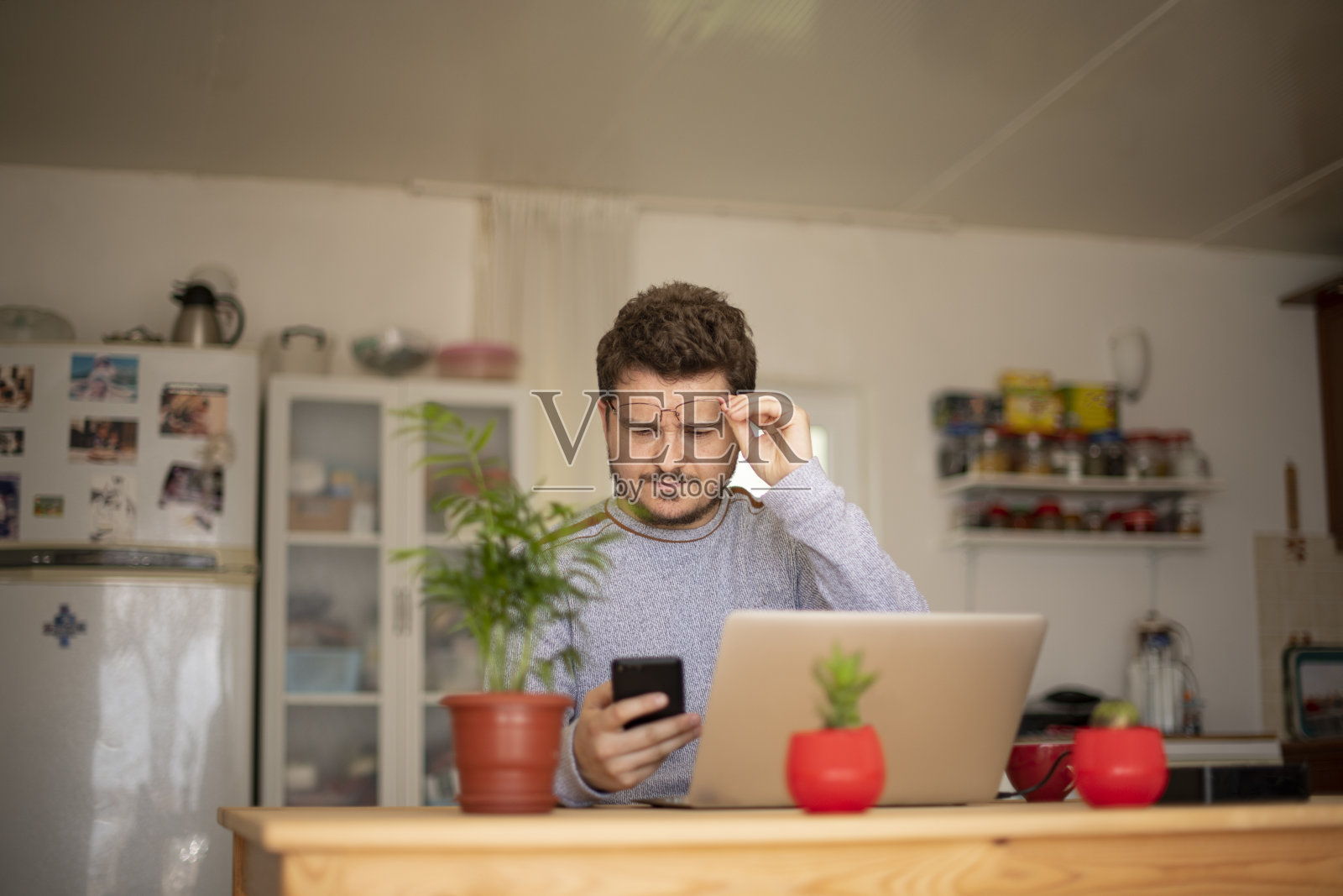 年轻人在家工作照片摄影图片